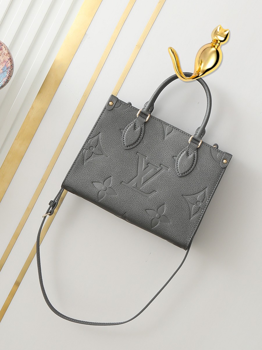 M45653 Bolso cuadrado de piel con relieve en relieve Gunmetal serie M12886 Este bolso pequeño OnTheGo