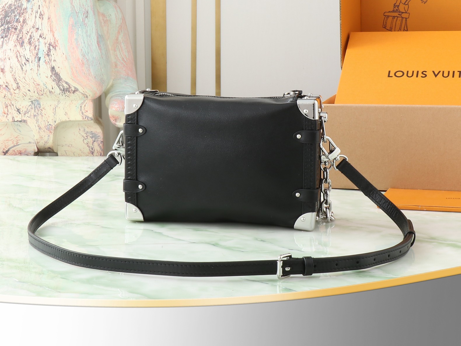 【顶级原单 独家实拍】M11350黑色 本款 Side Trunk 中号手袋采用柔亮牛皮革剪裁贴身构型,