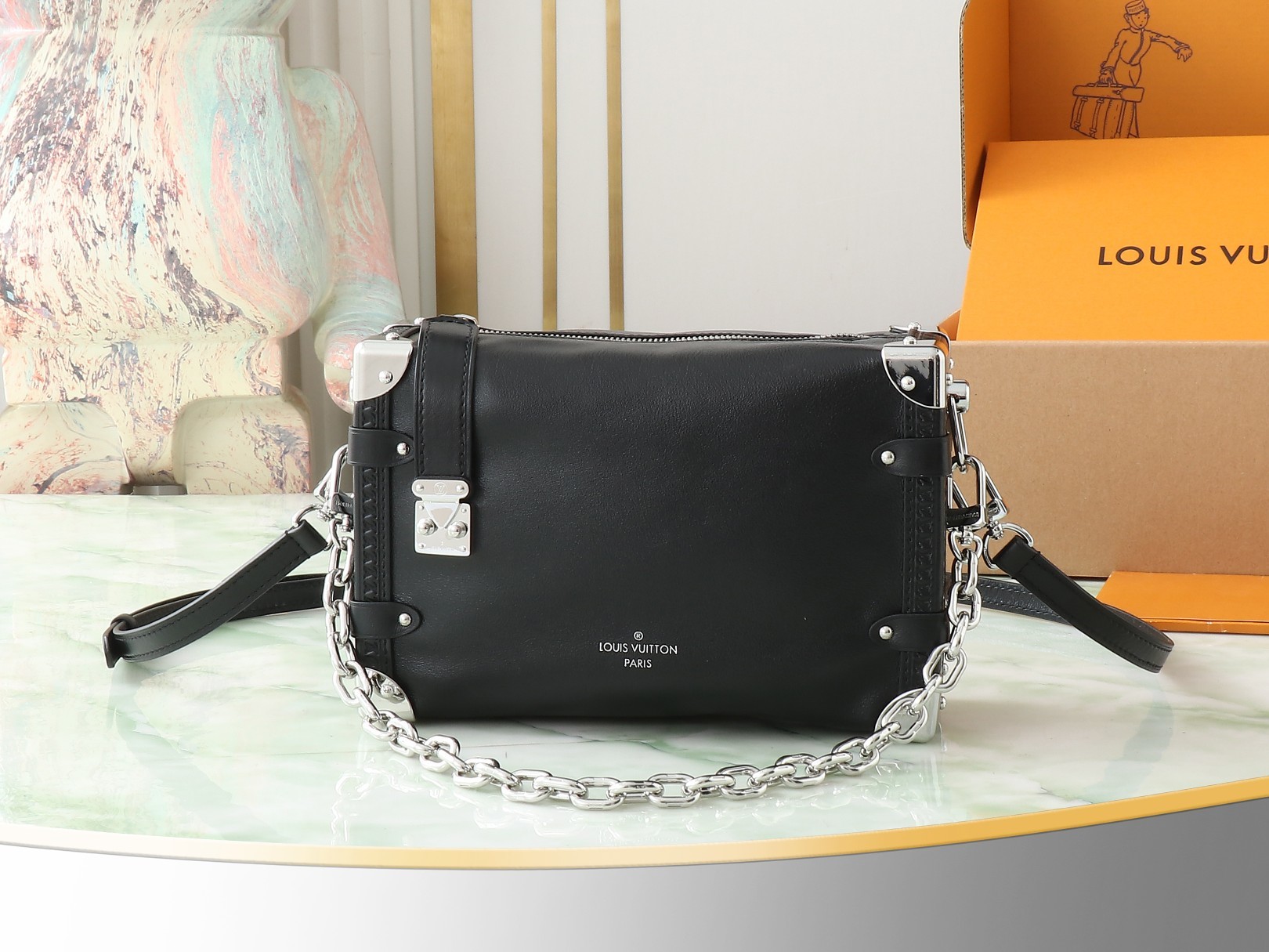 【顶级原单 独家实拍】M11350黑色 本款 Side Trunk 中号手袋采用柔亮牛皮革剪裁贴身构型,