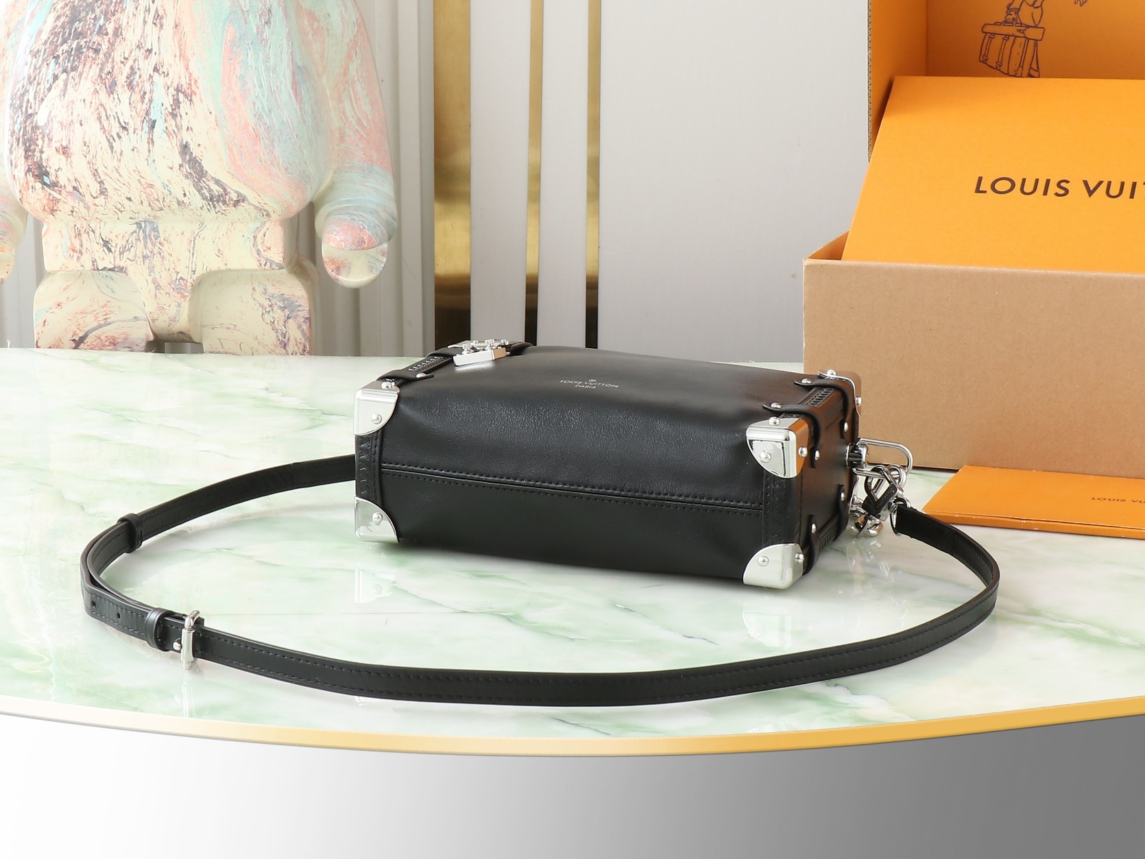 【顶级原单 独家实拍】M11350黑色 本款 Side Trunk 中号手袋采用柔亮牛皮革剪裁贴身构型,