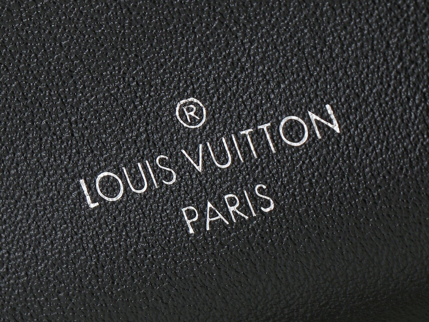 【顶级原单 独家实拍】M11350黑色 本款 Side Trunk 中号手袋采用柔亮牛皮革剪裁贴身构型,