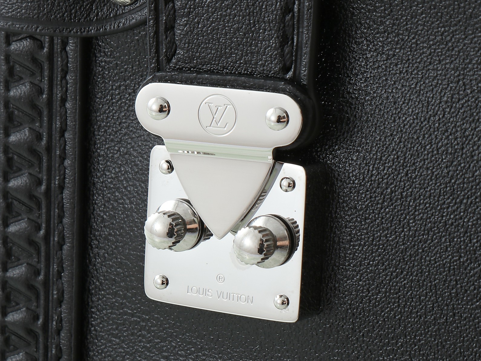 【顶级原单 独家实拍】M11350黑色 本款 Side Trunk 中号手袋采用柔亮牛皮革剪裁贴身构型,