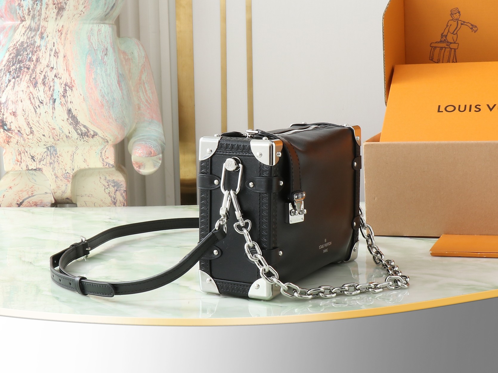 【顶级原单 独家实拍】M11350黑色 本款 Side Trunk 中号手袋采用柔亮牛皮革剪裁贴身构型,