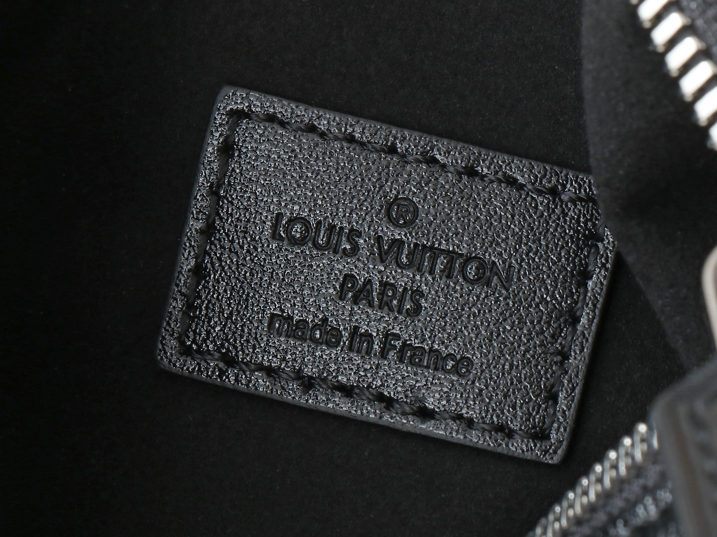 【顶级原单 独家实拍】M11350黑色 本款 Side Trunk 中号手袋采用柔亮牛皮革剪裁贴身构型,