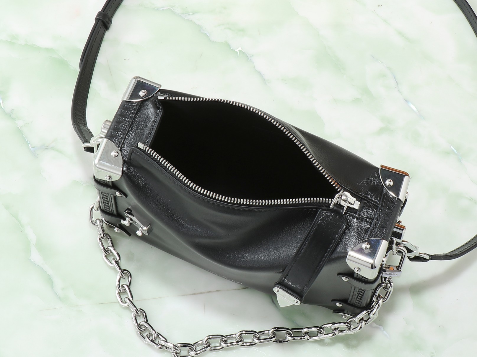 【顶级原单 独家实拍】M11350黑色 本款 Side Trunk 中号手袋采用柔亮牛皮革剪裁贴身构型,