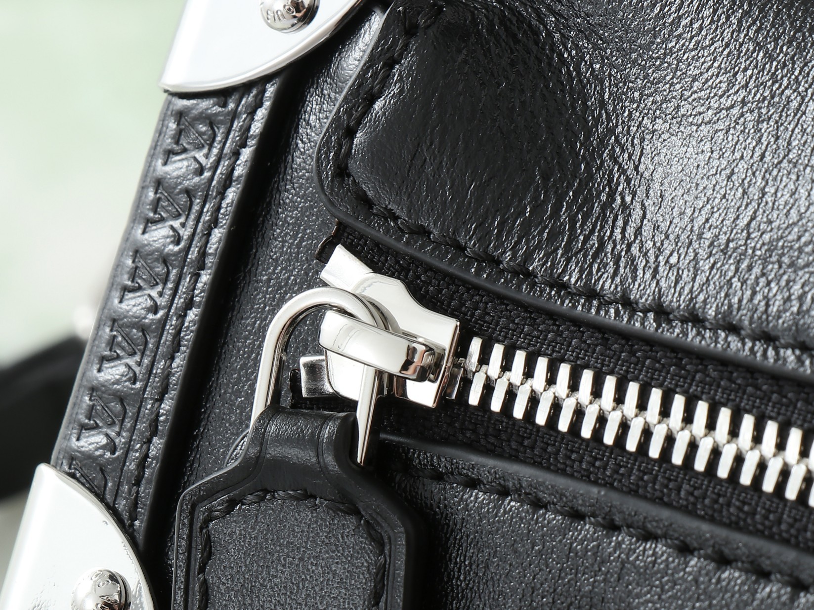 【顶级原单 独家实拍】M11350黑色 本款 Side Trunk 中号手袋采用柔亮牛皮革剪裁贴身构型,