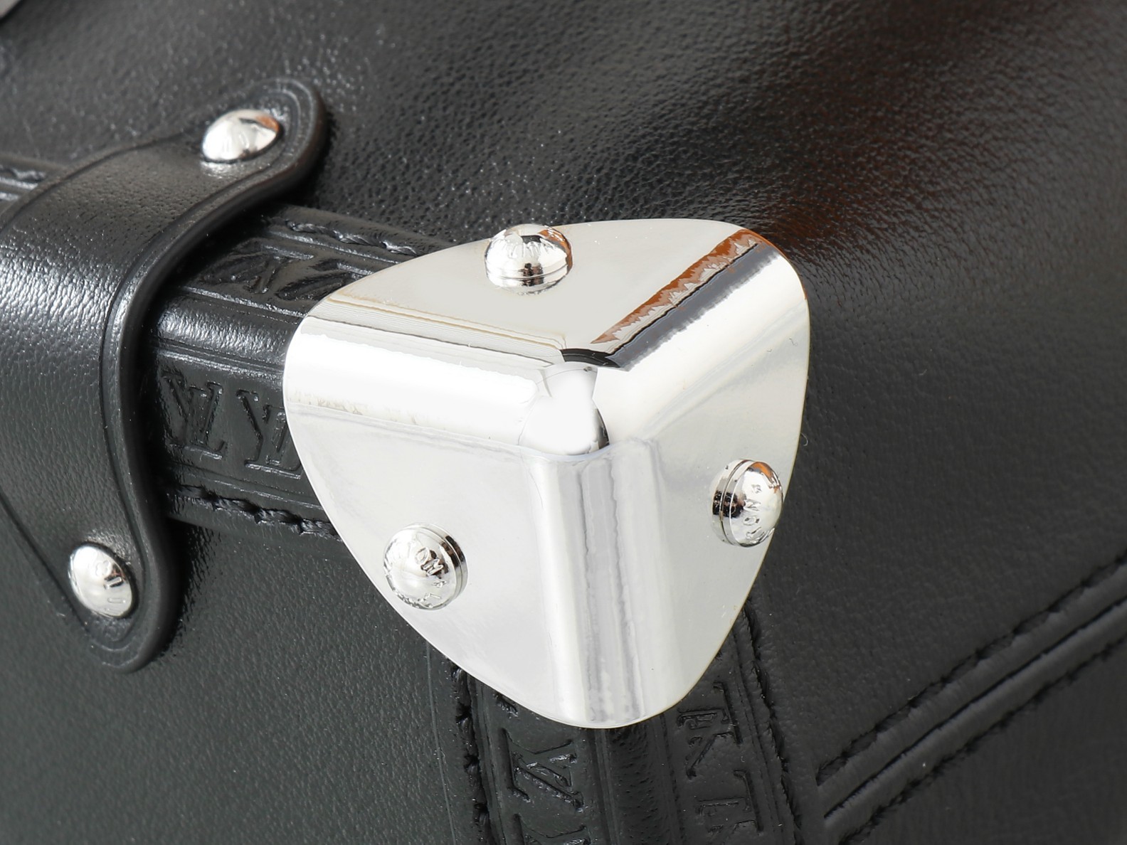 【顶级原单 独家实拍】M11350黑色 本款 Side Trunk 中号手袋采用柔亮牛皮革剪裁贴身构型,