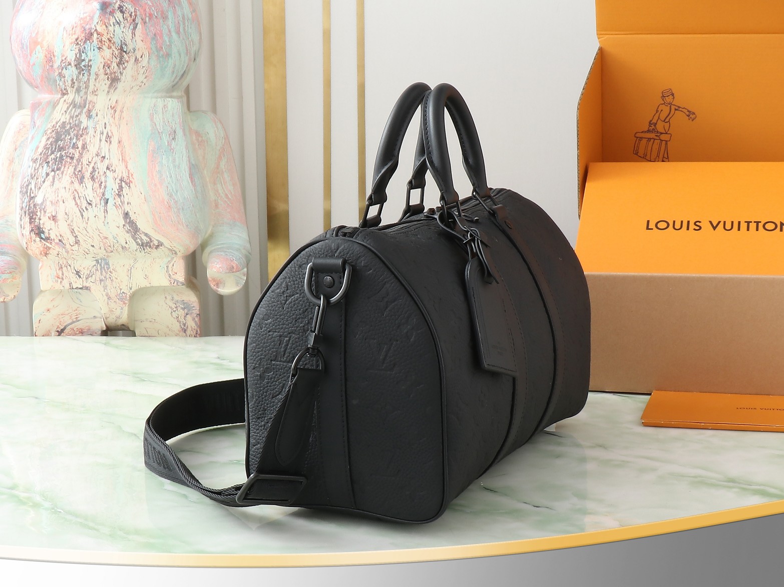 【顶级原单 独家实拍】M22765黑色全皮 芯片加强版 旅行袋系列 Keepall 35旅行袋 为 Monogram Shadow 皮革铺陈全幅Monogram 压纹,搭配哑光金属件,成就简约设计,机舱行李尺寸适宜短途旅行。Keepall 软质旅行袋系列诞生于 1930年
代,当下经典风雅如旧。 size:35x21x6cm。