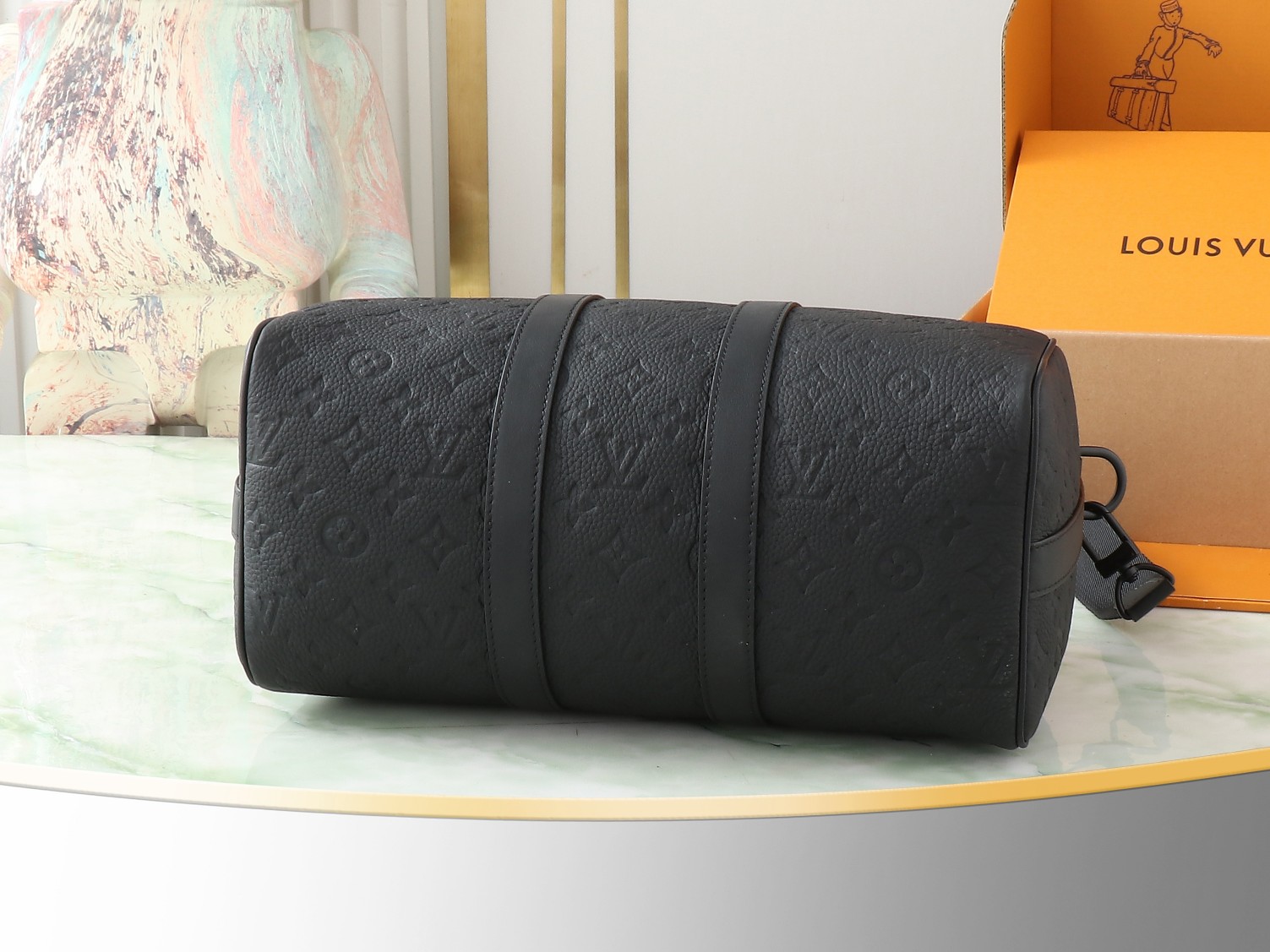 【顶级原单 独家实拍】M22765黑色全皮 芯片加强版 旅行袋系列 Keepall 35旅行袋 为 Monogram Shadow 皮革铺陈全幅Monogram 压纹,搭配哑光金属件,成就简约设计,机舱行李尺寸适宜短途旅行。Keepall 软质旅行袋系列诞生于 1930年
代,当下经典风雅如旧。 size:35x21x6cm。