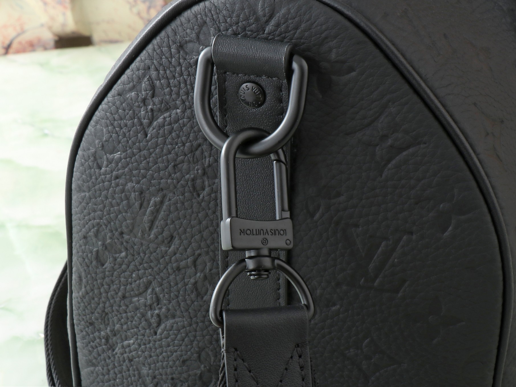 【顶级原单 独家实拍】M22765黑色全皮 芯片加强版 旅行袋系列 Keepall 35旅行袋 为 Monogram Shadow 皮革铺陈全幅Monogram 压纹,搭配哑光金属件,成就简约设计,机舱行李尺寸适宜短途旅行。Keepall 软质旅行袋系列诞生于 1930年
代,当下经典风雅如旧。 size:35x21x6cm。