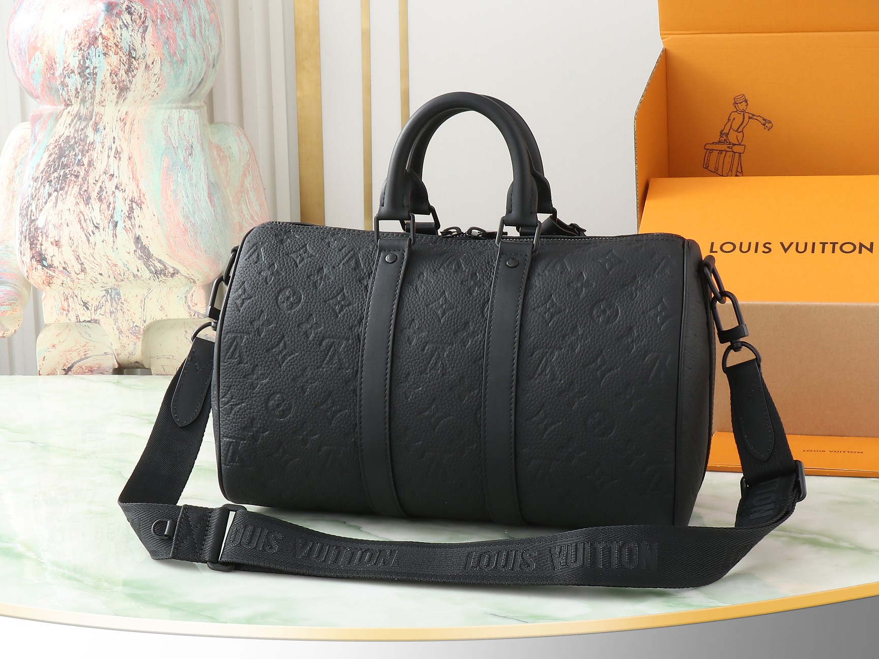【顶级原单 独家实拍】M22765黑色全皮 芯片加强版 旅行袋系列 Keepall 35旅行袋 为 Monogram Shadow 皮革铺陈全幅Monogram 压纹,搭配哑光金属件,成就简约设计,机舱行李尺寸适宜短途旅行。Keepall 软质旅行袋系列诞生于 1930年
代,当下经典风雅如旧。 size:35x21x6cm。
