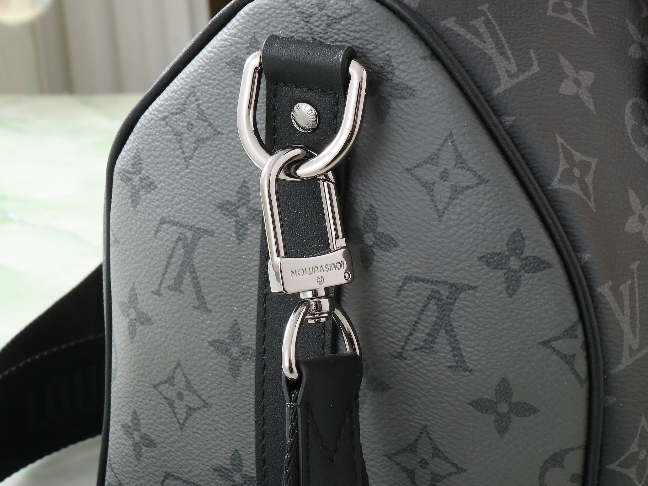 【顶级原单 独家实拍】M46655黑花 芯片加强版 旅行袋系列 Keepall 35旅行袋 由全新标志性 Monogram Eclipse 帆布裁制而成。自1930年以来，Keepall系列包袋陪伴着一代又一代的旅行者云游四海。此款新版旅行袋配有多个提握舒适的皮革手柄一条适用于闲适斜挎的包带以及一个闪亮的挂锁，短途旅行的伴倡。侧带和顶部轧制皮革手柄承袭经典 Keepal 旅行袋设计，可拆卸并调节的织物肩带方便肩背或斜搭。容量相比 City Keepal 手袋略有增茄，size: 35×21×6cm。