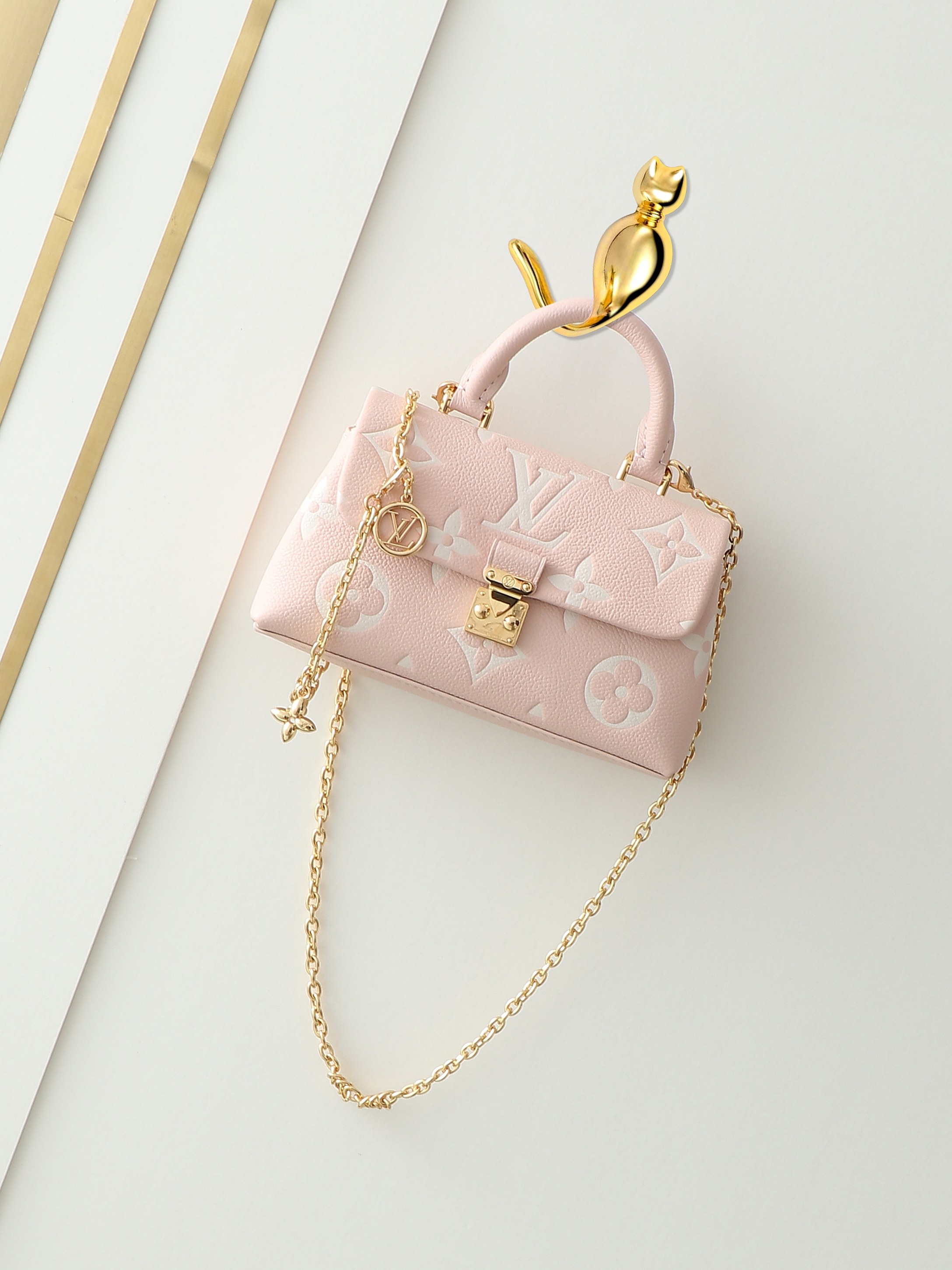 M13796 Bolso de cadena de cuero en polvo Milkshake serie M12144 Este bolso Nano Madeleine