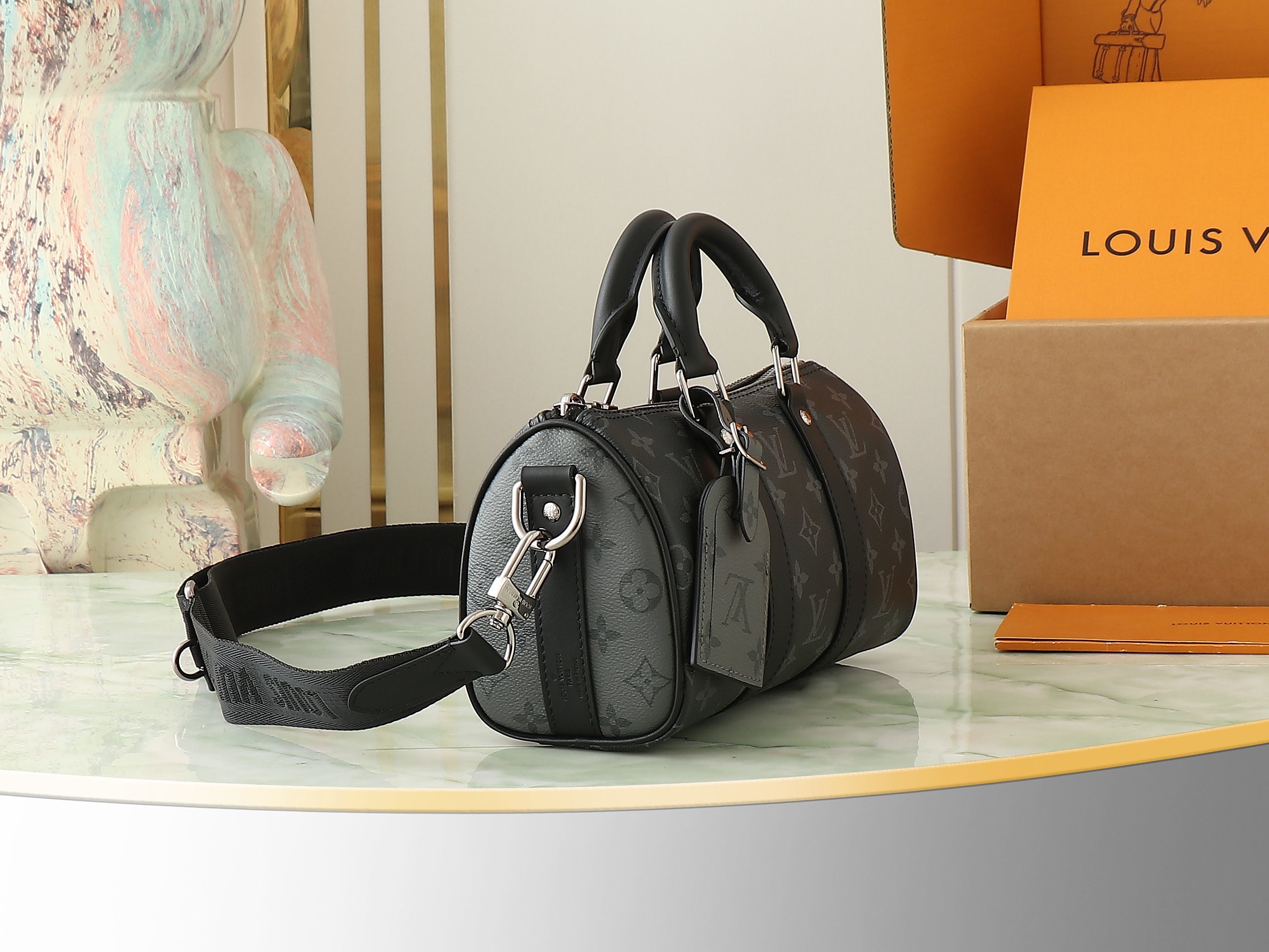 【顶级原单 独家实拍】M46271黑花 芯片加强版男士枕头包系列 本款 Keepall 25 手袋取材
