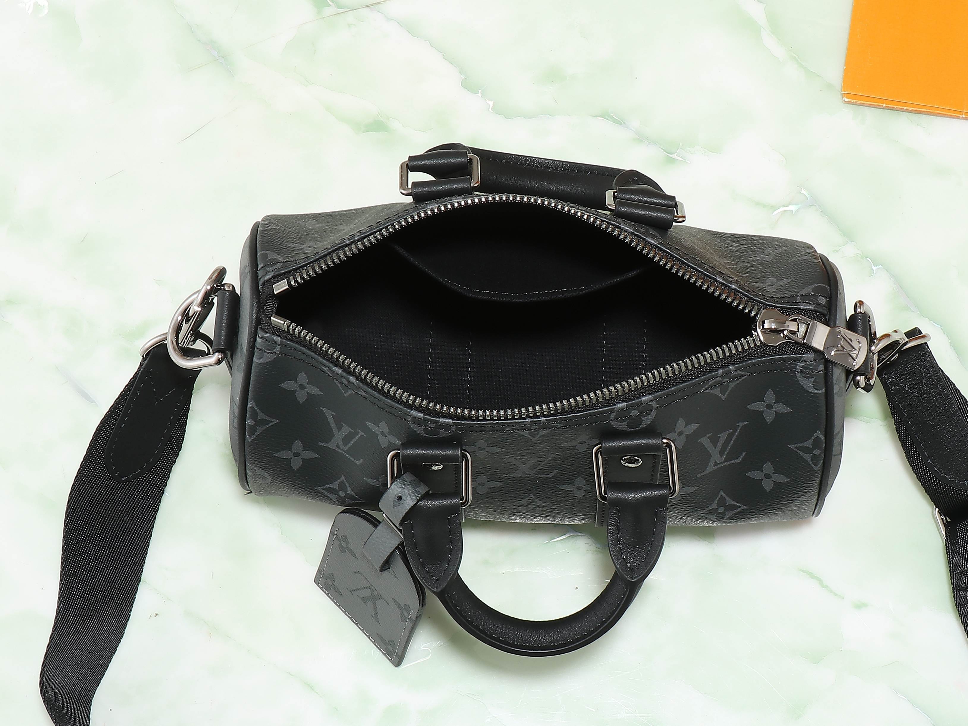 【顶级原单 独家实拍】M46271黑花 芯片加强版男士枕头包系列 本款 Keepall 25 手袋取材