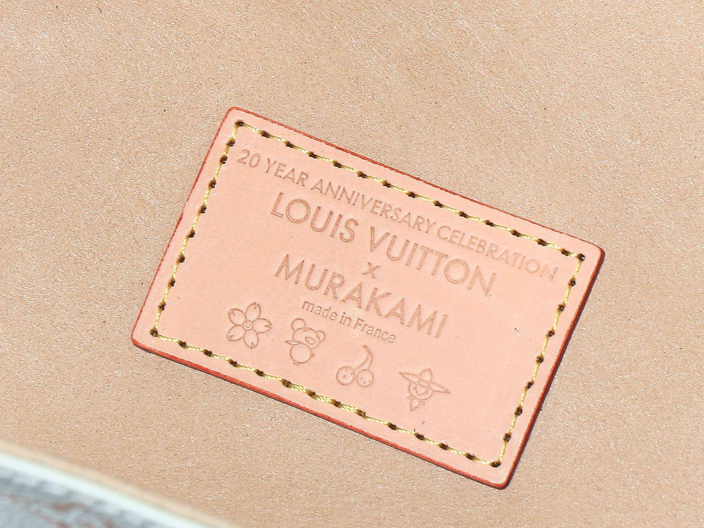 P500【顶级原单 独家实拍】M13089白彩 水桶包系列 LV x TM ALL IN BB 手袋 （三彩-村上隆）本款 All In BB 手袋以灵动细节传递路易威登 x 村上隆再版系列的玩趣格调。Monogram 涂层帆布呈现艺术家笔下斑斓的彩虹色调，名牌融入蝴蝶结和挂锁装饰。巧用可调节牛皮革手柄和皮革肩带，手提、肩背和斜挎随心而换。尺寸：18 x 12 x 16 厘米。