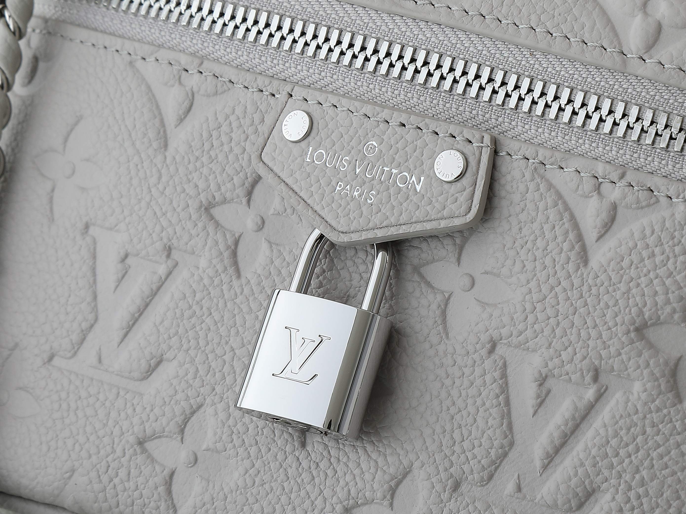 【顶级原单 独家实拍】M13593浅灰色 全皮链条包化妆包 VANITY CHAIN POUCH 手袋