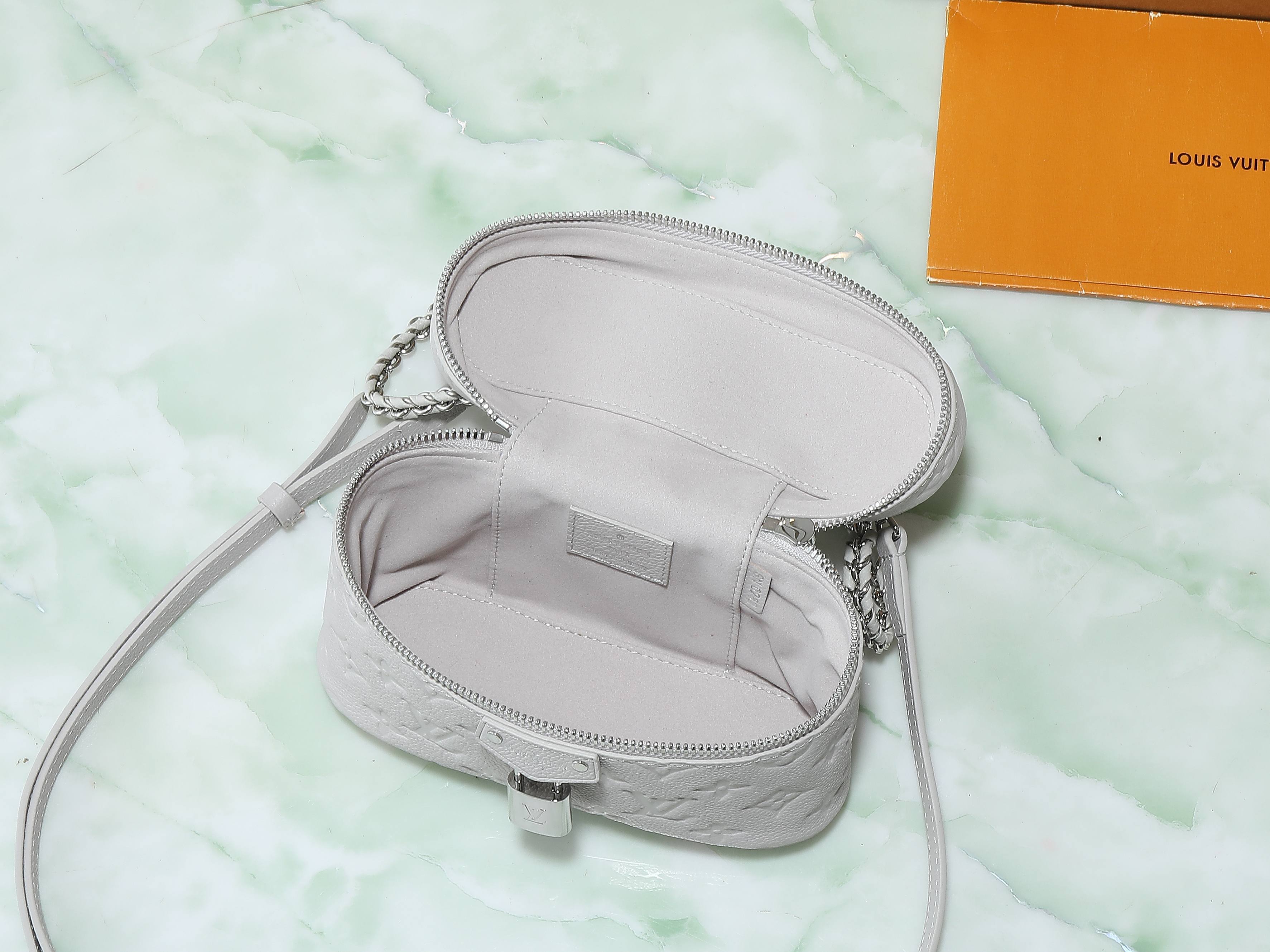 【顶级原单 独家实拍】M13593浅灰色 全皮链条包化妆包 VANITY CHAIN POUCH 手袋
