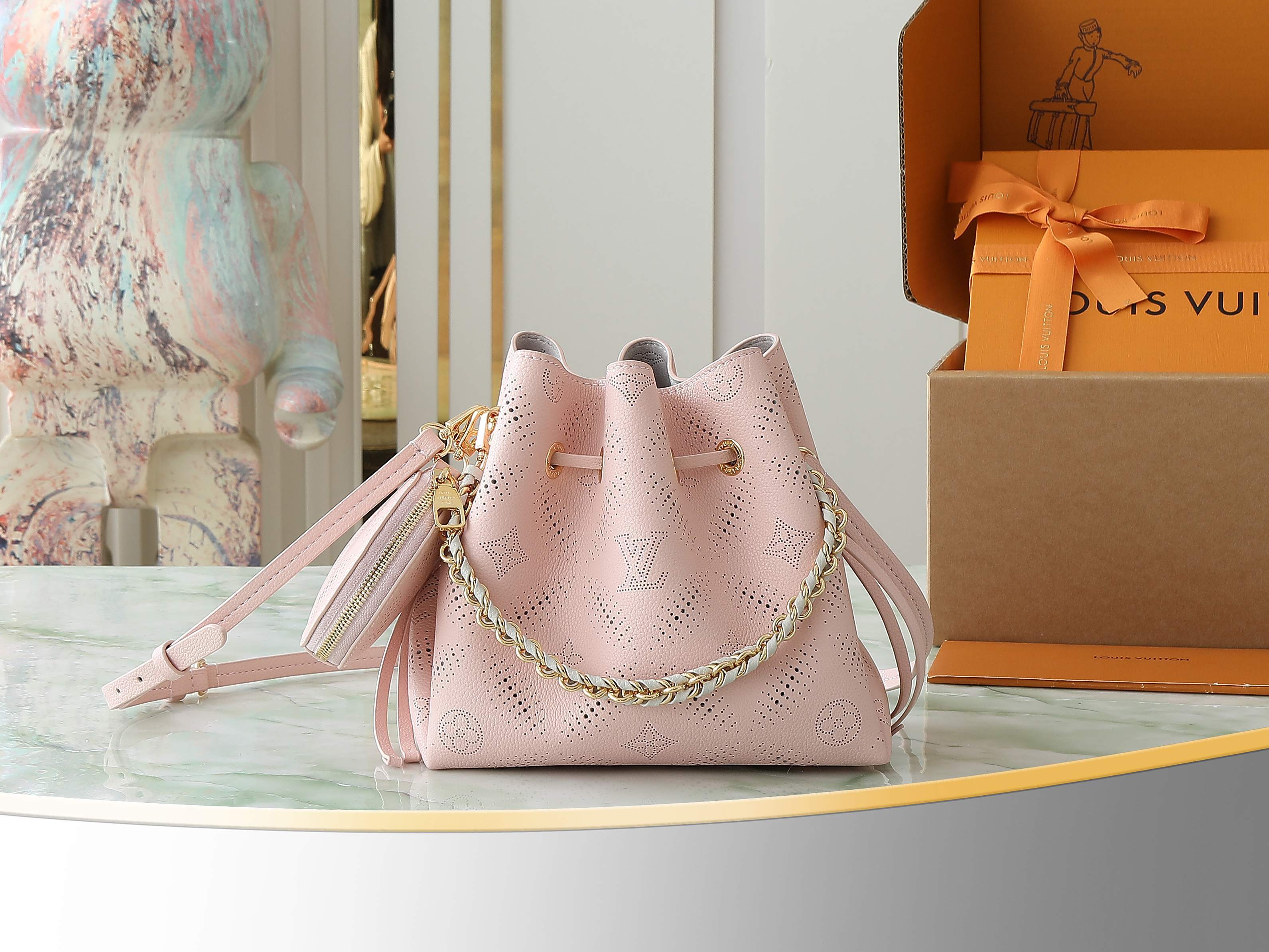 【顶级原单 独家实拍】M13840 BELLA 水桶手袋 奶昔粉 本款 Bella 手袋为镂花穿孔牛皮革