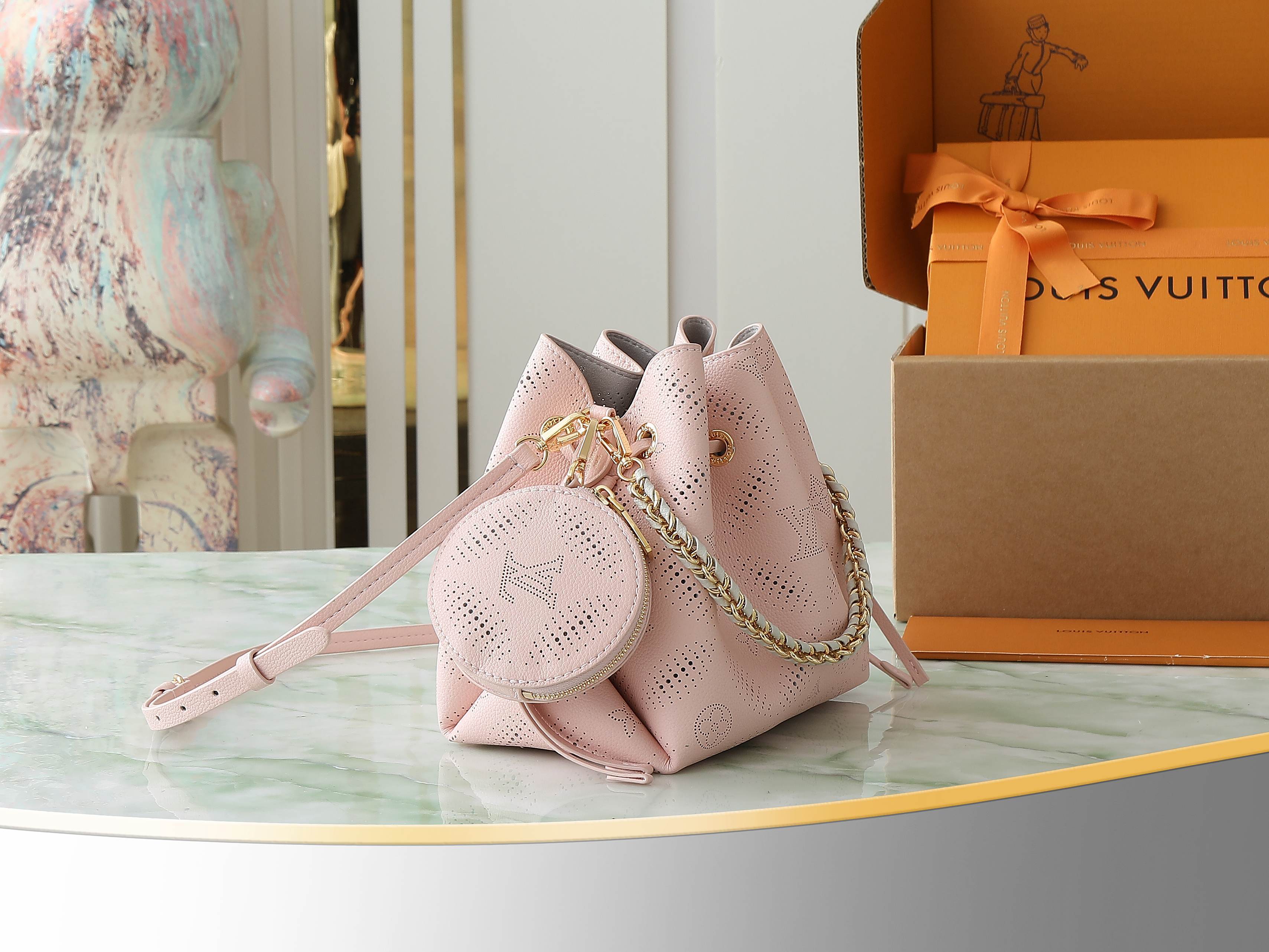 【顶级原单 独家实拍】M13840 BELLA 水桶手袋 奶昔粉 本款 Bella 手袋为镂花穿孔牛皮革