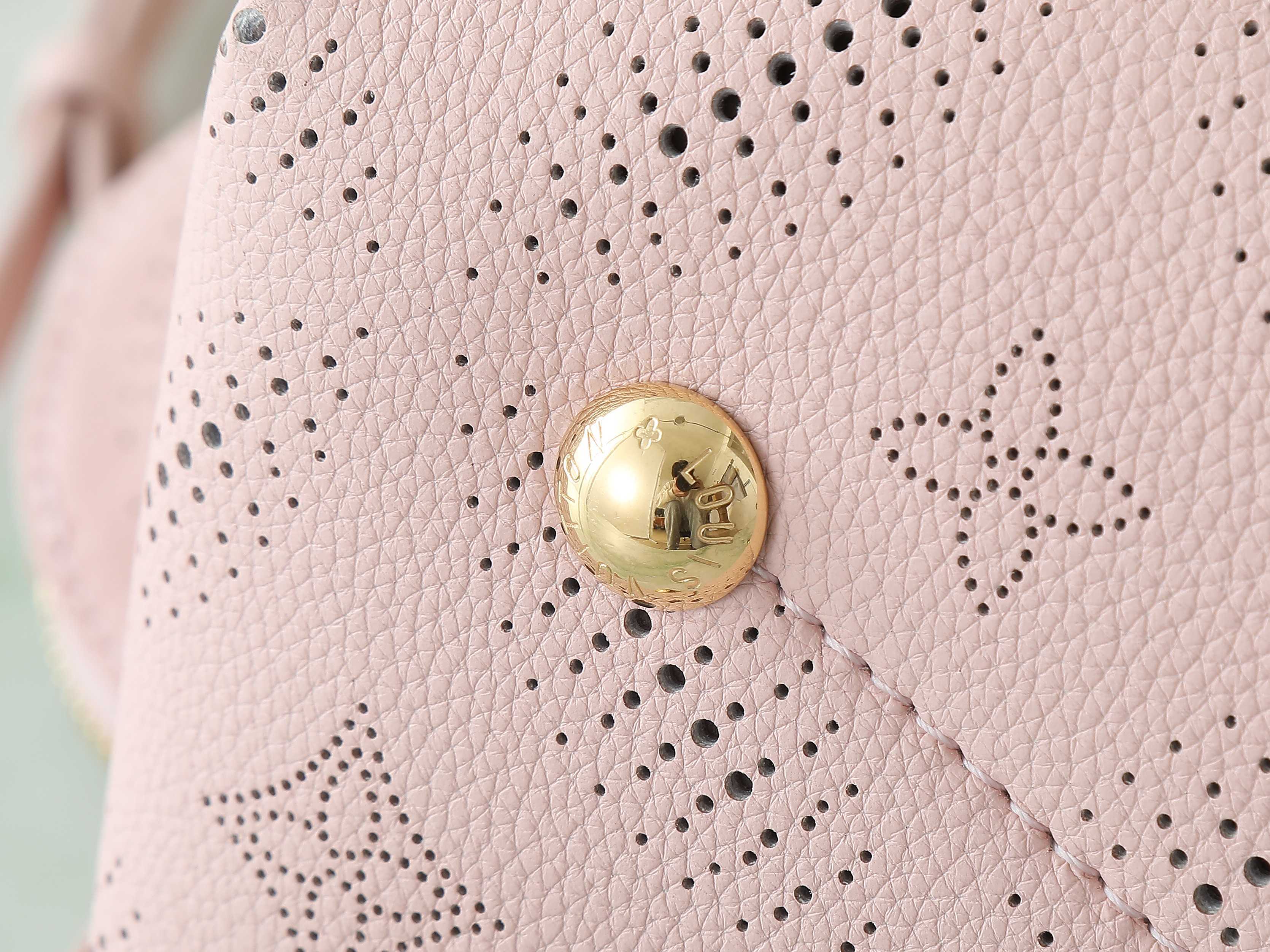 【顶级原单 独家实拍】M13840 BELLA 水桶手袋 奶昔粉 本款 Bella 手袋为镂花穿孔牛皮革