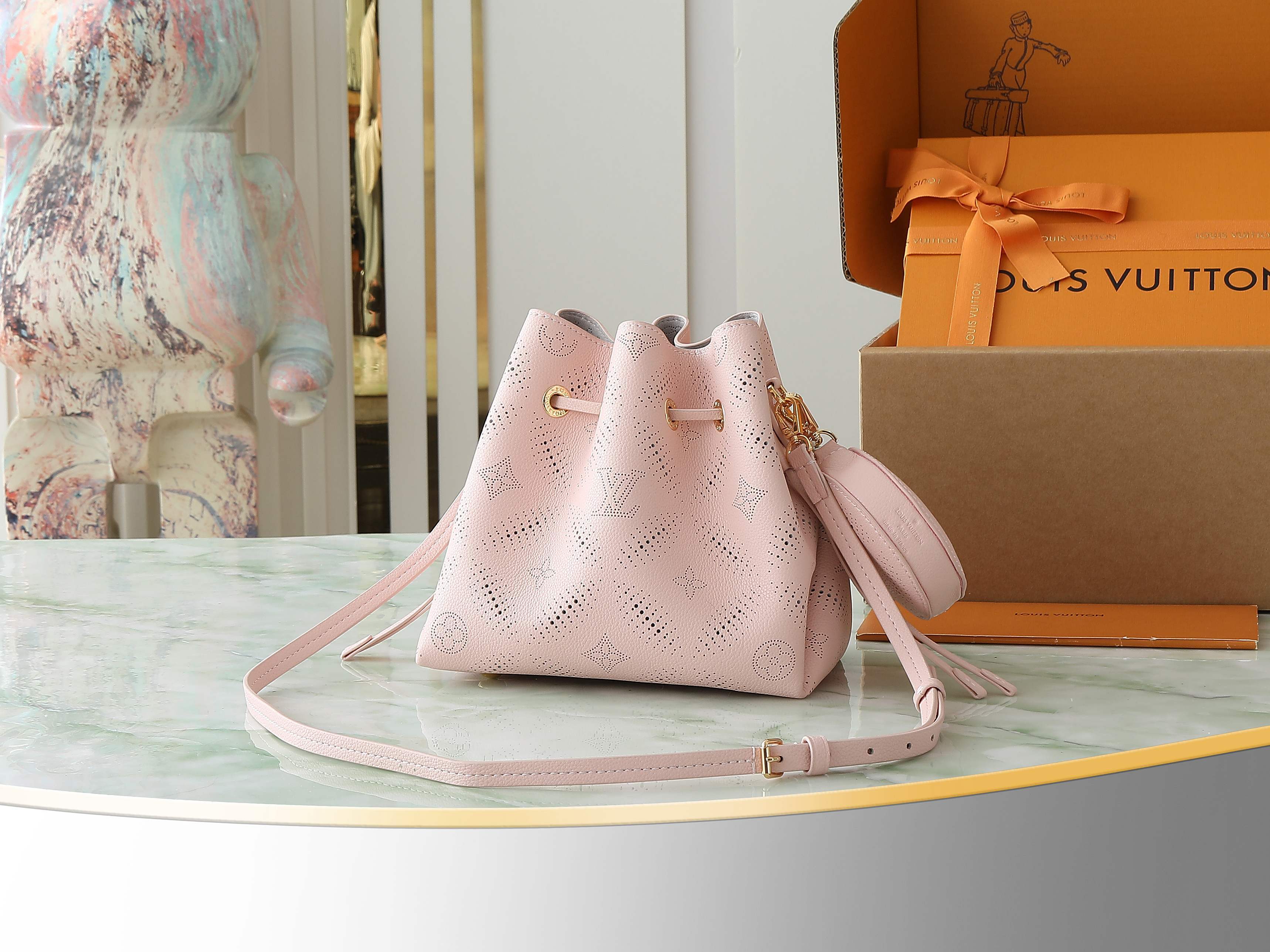 【顶级原单 独家实拍】M13840 BELLA 水桶手袋 奶昔粉 本款 Bella 手袋为镂花穿孔牛皮革