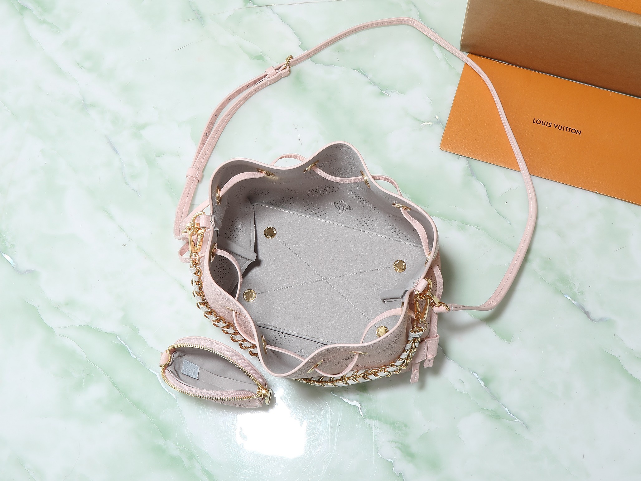 【顶级原单 独家实拍】M13840 BELLA 水桶手袋 奶昔粉 本款 Bella 手袋为镂花穿孔牛皮革