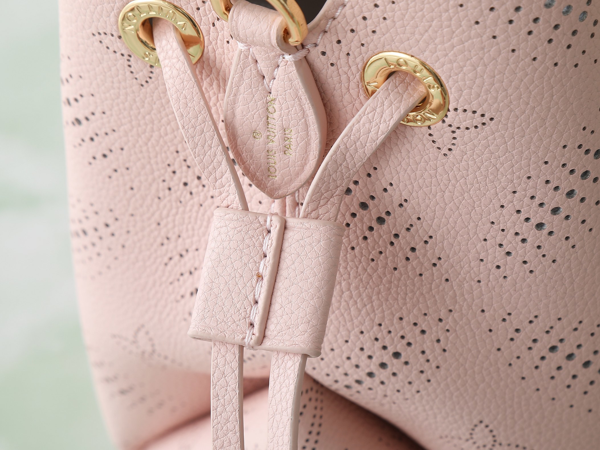 【顶级原单 独家实拍】M13840 BELLA 水桶手袋 奶昔粉 本款 Bella 手袋为镂花穿孔牛皮革