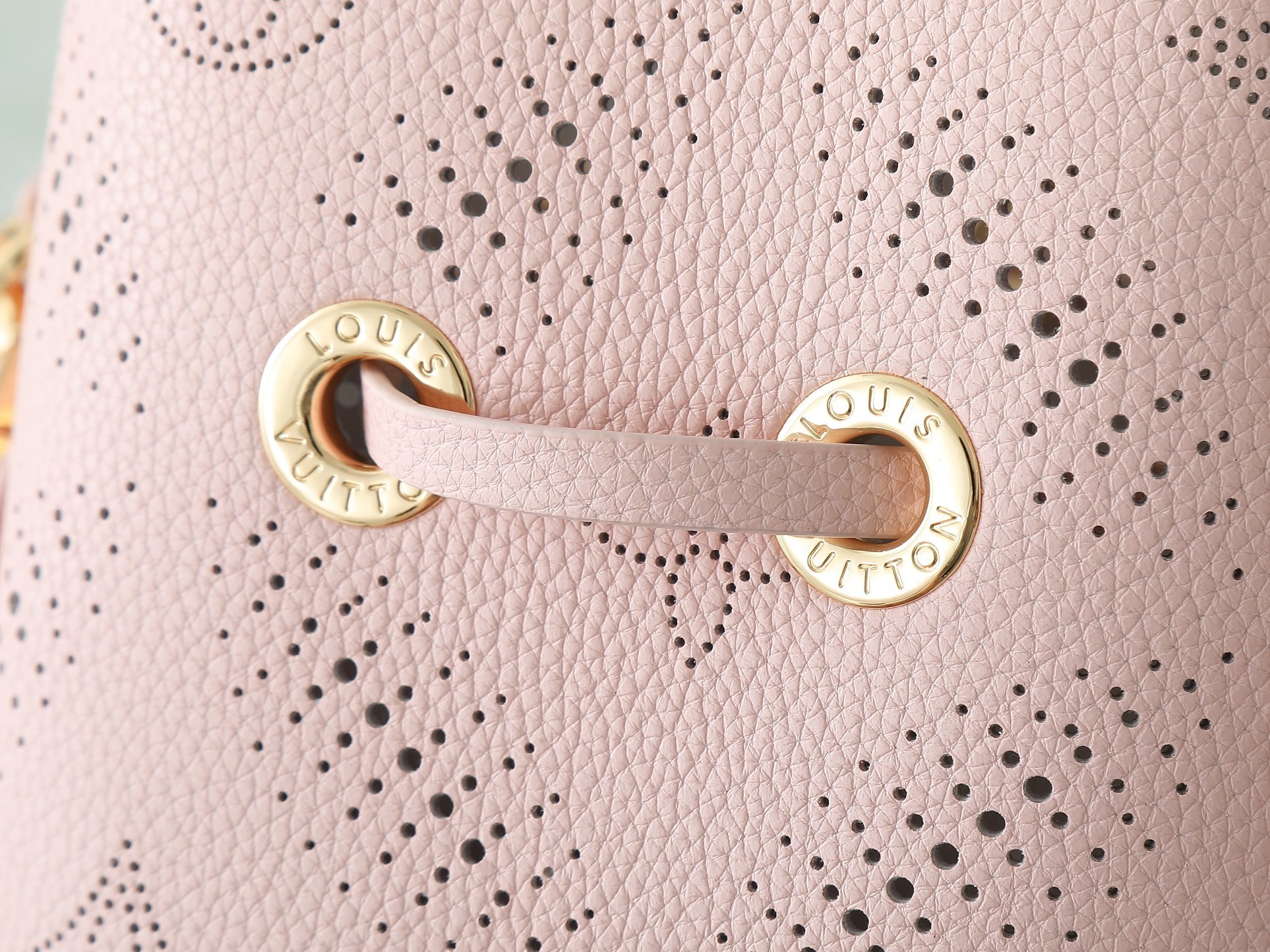 【顶级原单 独家实拍】M13840 BELLA 水桶手袋 奶昔粉 本款 Bella 手袋为镂花穿孔牛皮革