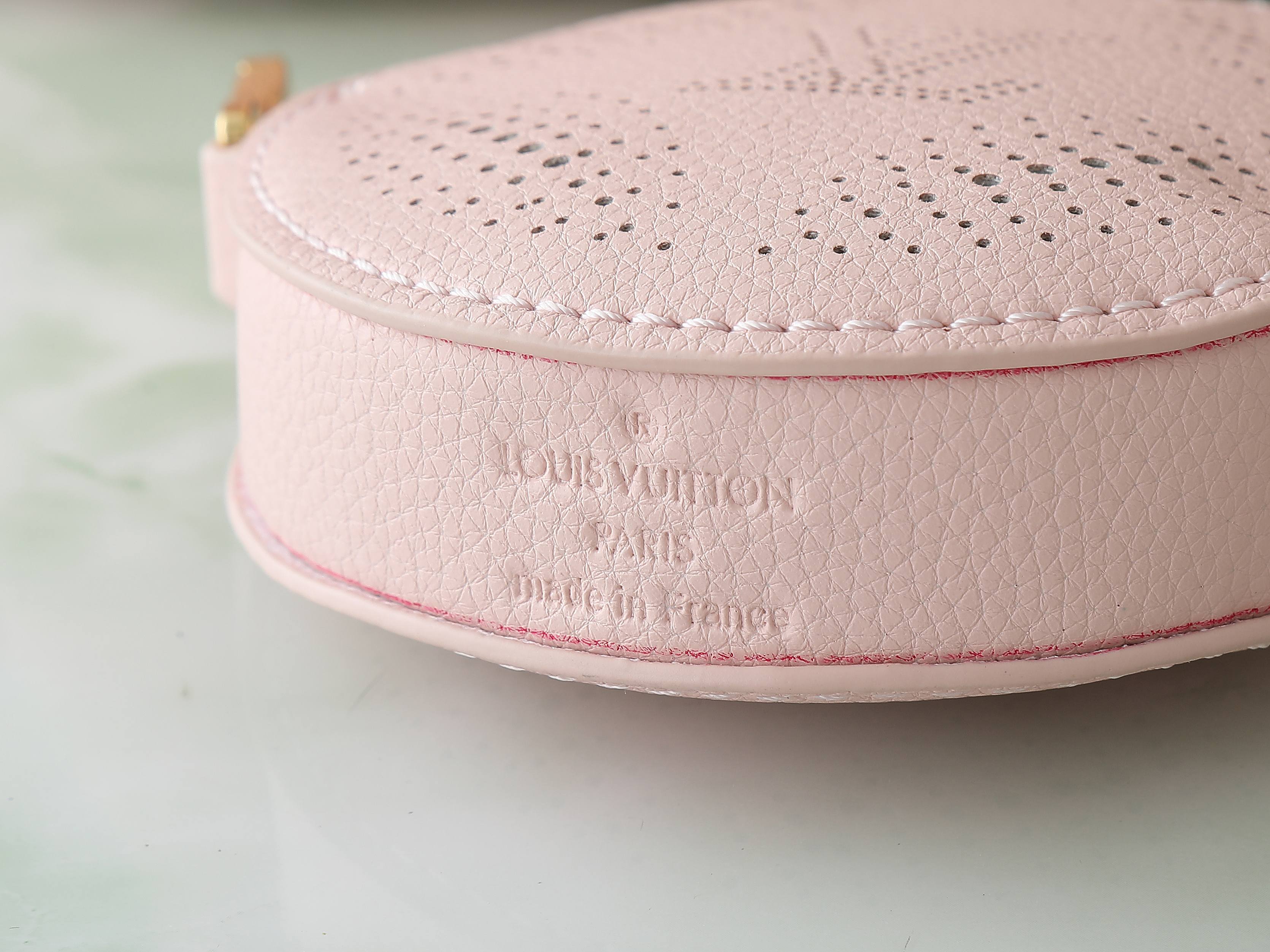 【顶级原单 独家实拍】M13840 BELLA 水桶手袋 奶昔粉 本款 Bella 手袋为镂花穿孔牛皮革