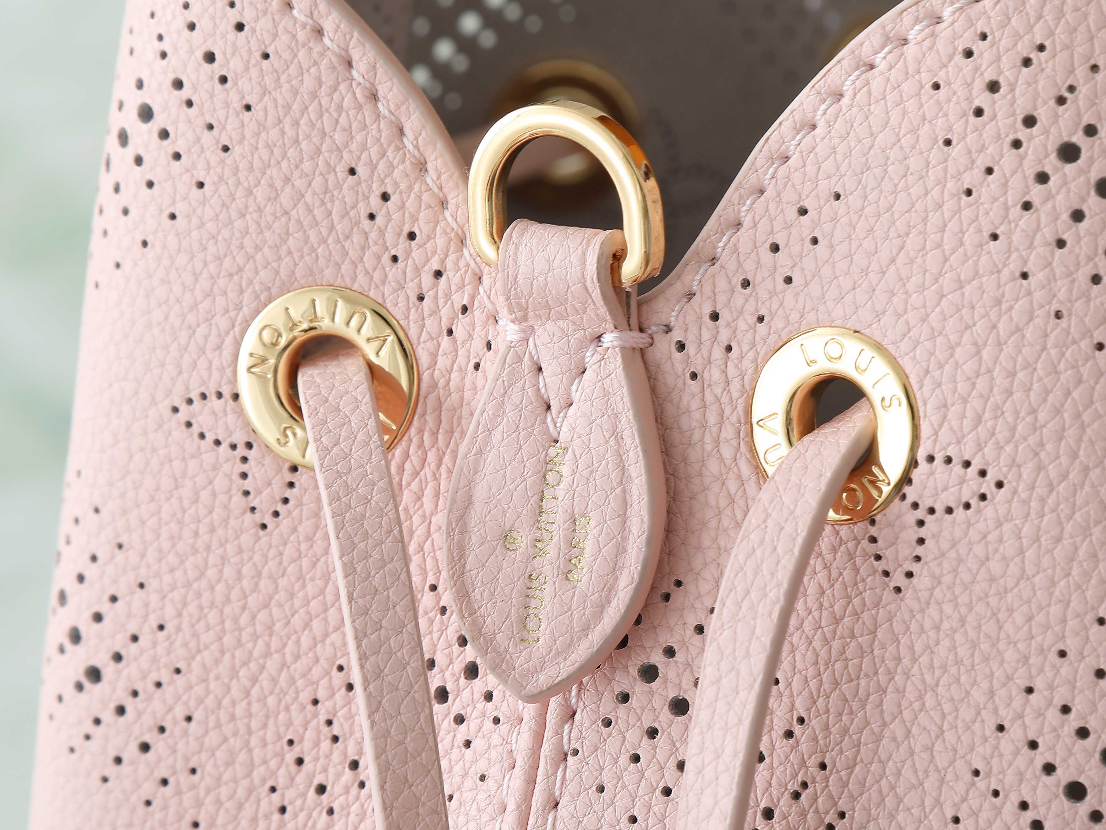 【顶级原单 独家实拍】M13840 BELLA 水桶手袋 奶昔粉 本款 Bella 手袋为镂花穿孔牛皮革