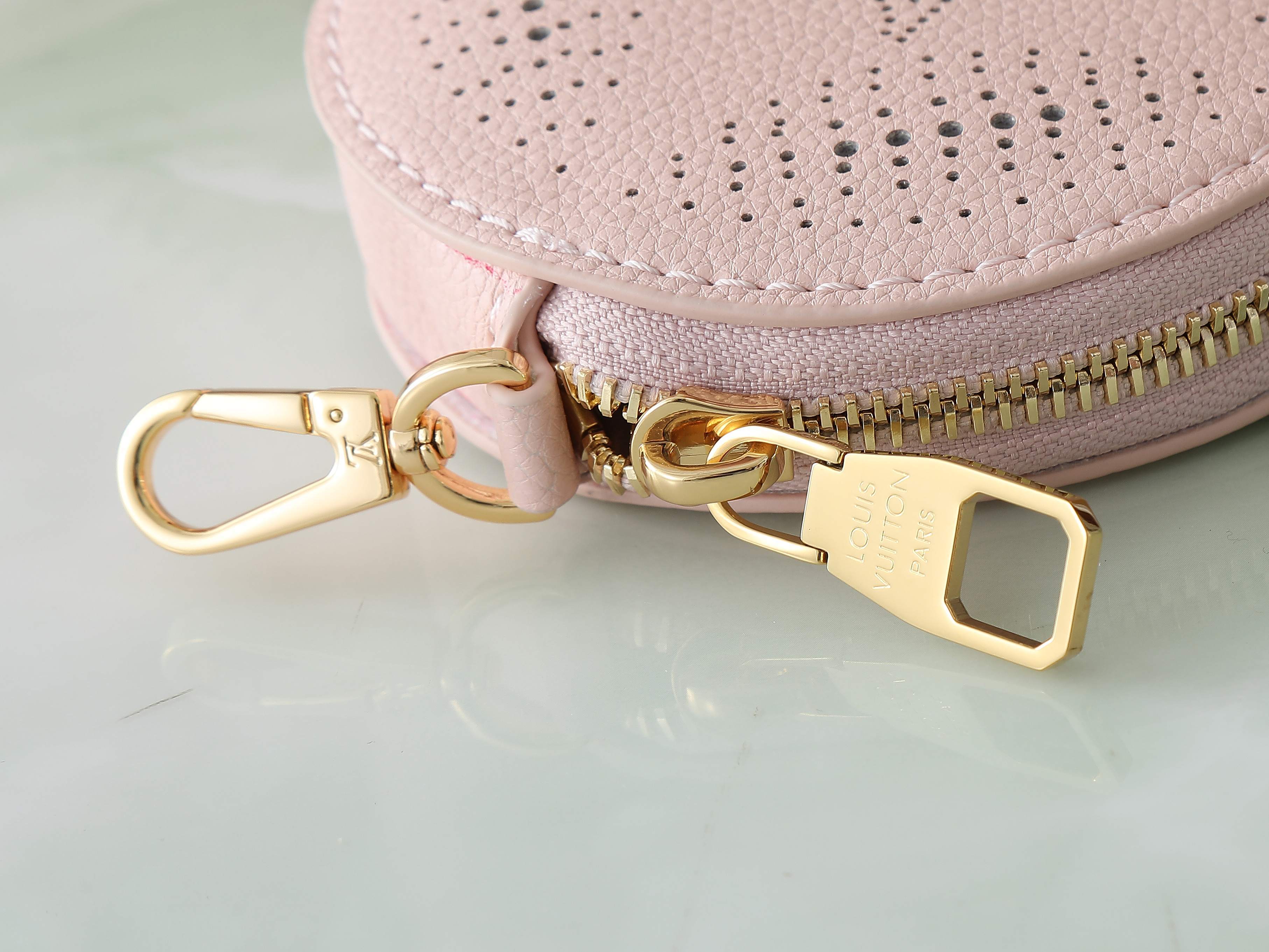 【顶级原单 独家实拍】M13840 BELLA 水桶手袋 奶昔粉 本款 Bella 手袋为镂花穿孔牛皮革