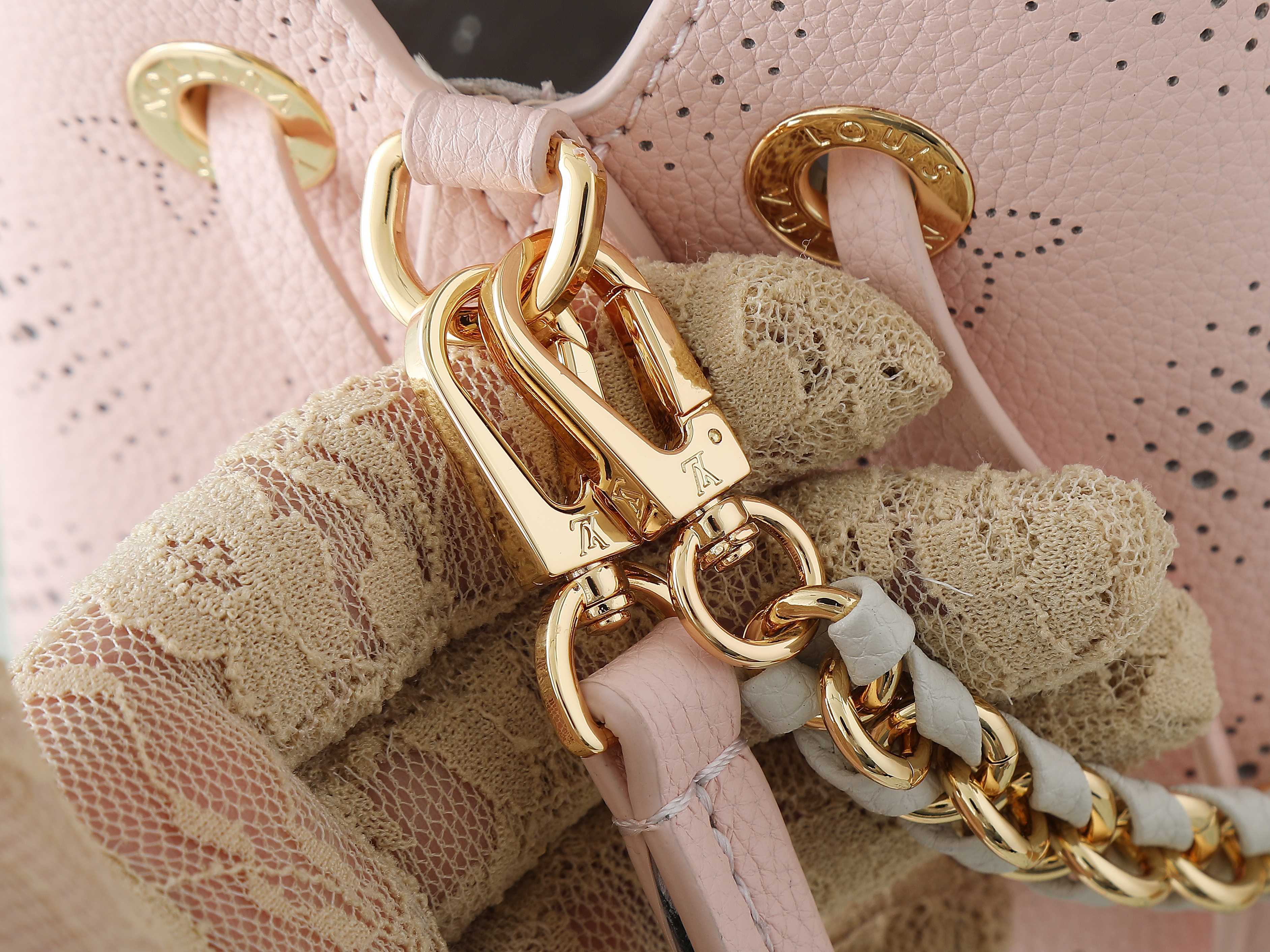 【顶级原单 独家实拍】M13840 BELLA 水桶手袋 奶昔粉 本款 Bella 手袋为镂花穿孔牛皮革