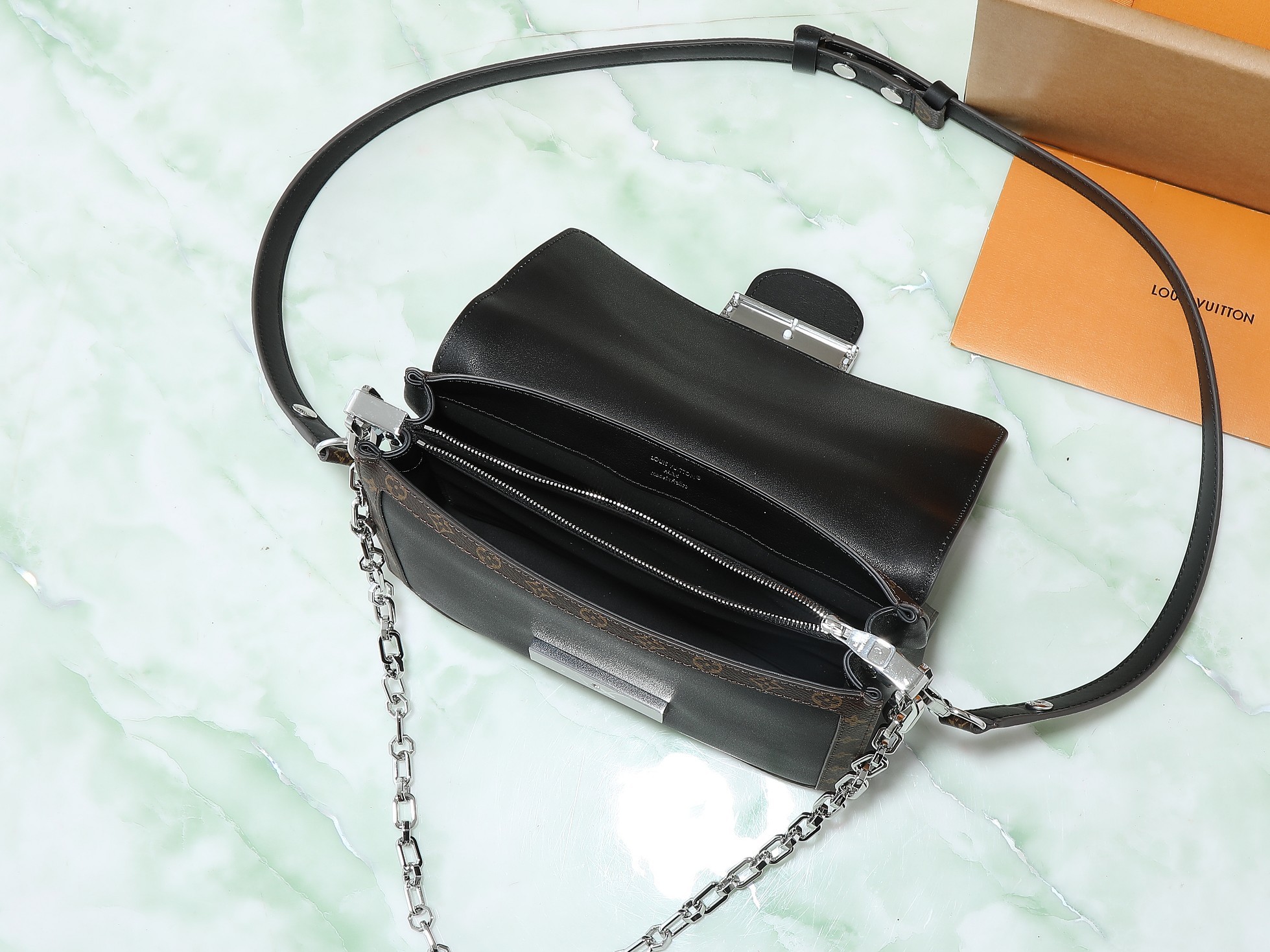 【顶级原单 独家实拍】 M13450 黑皮(达芙妮) 本款 Dauphine Soft 中号手袋为亮泽皮