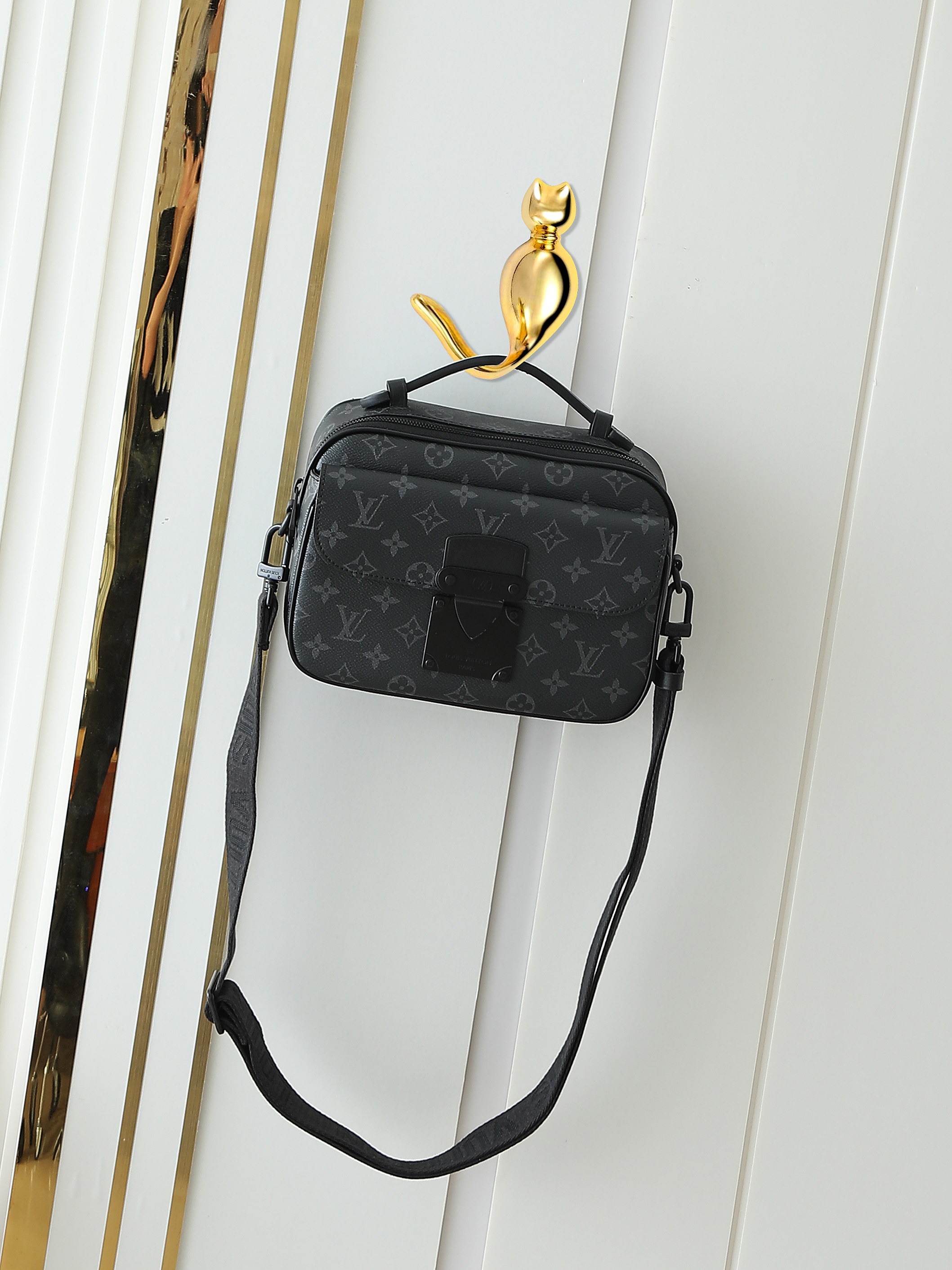 M45806 Serie de bolsos de mensajero para hombre con flores negras Este bolso de mensajero con cierre S