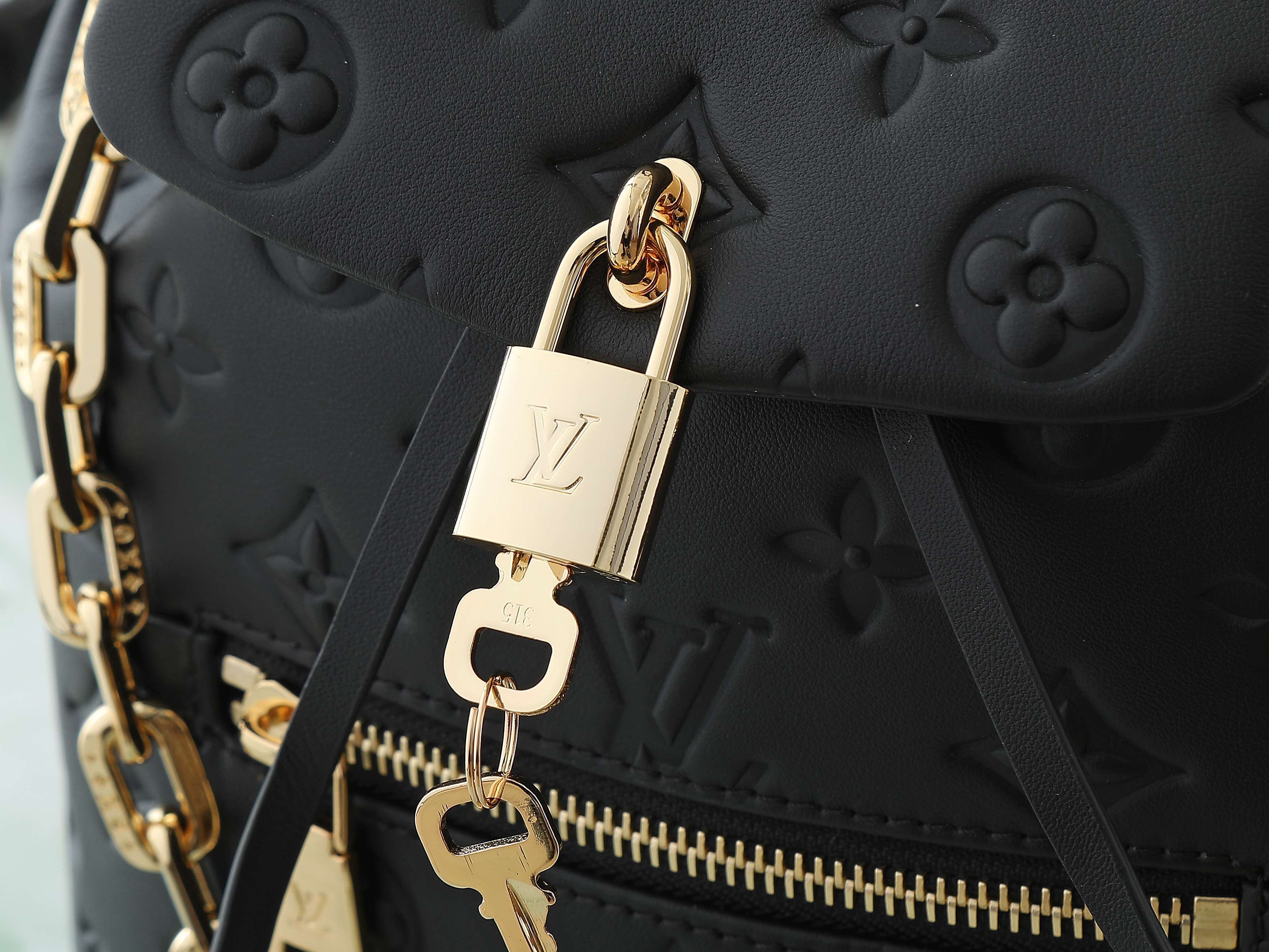 【顶级原单 独家实拍】M13357黑色 全皮压花双肩包 COUSSIN BACKPACK 小号手袋 M1