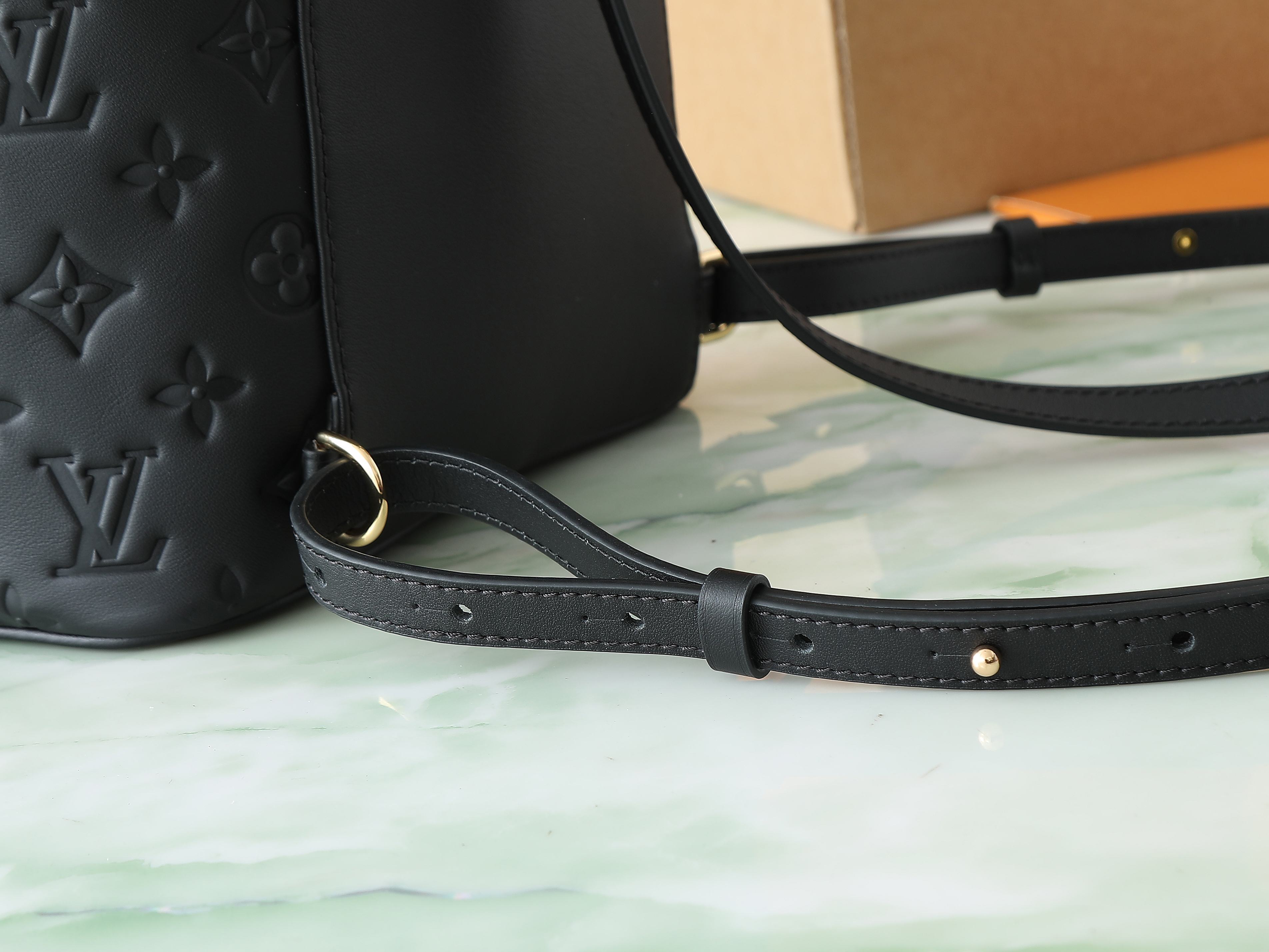 【顶级原单 独家实拍】M13357黑色 全皮压花双肩包 COUSSIN BACKPACK 小号手袋 M1