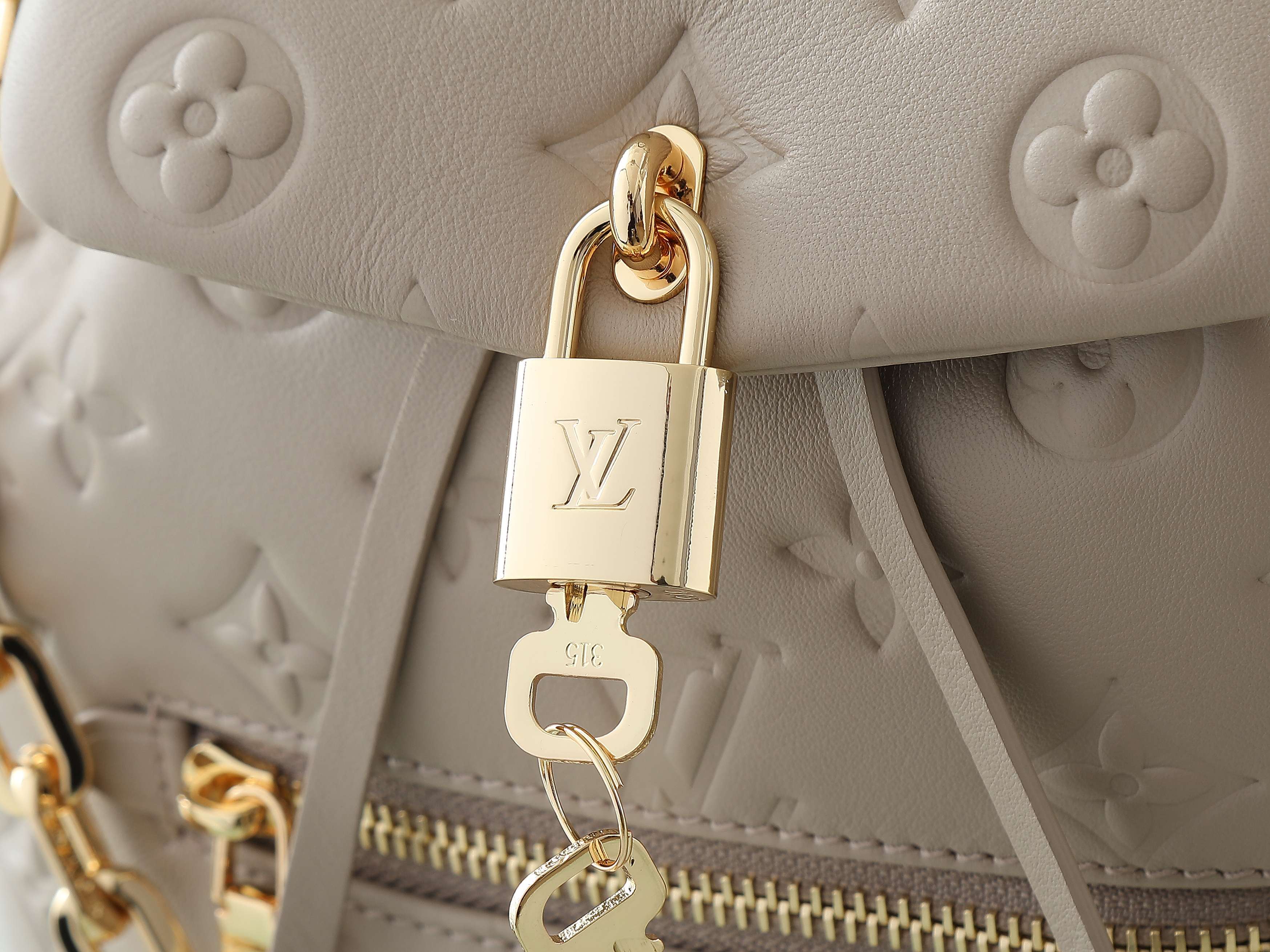 【顶级原单 独家实拍】M13358灰色 全皮压花双肩包 COUSSIN BACKPACK 小号手袋 M1