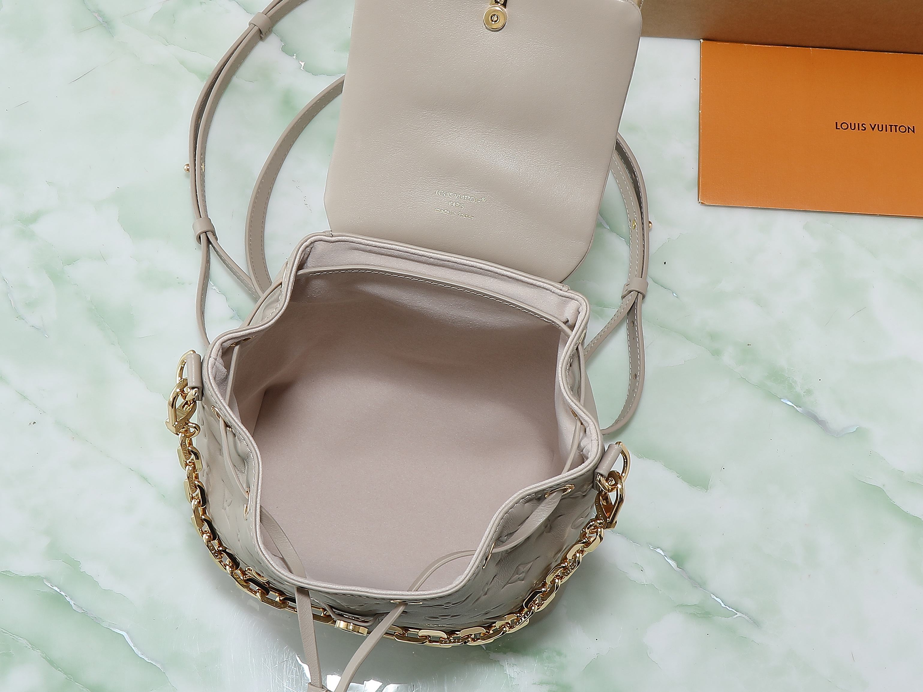 【顶级原单 独家实拍】M13358灰色 全皮压花双肩包 COUSSIN BACKPACK 小号手袋 M1