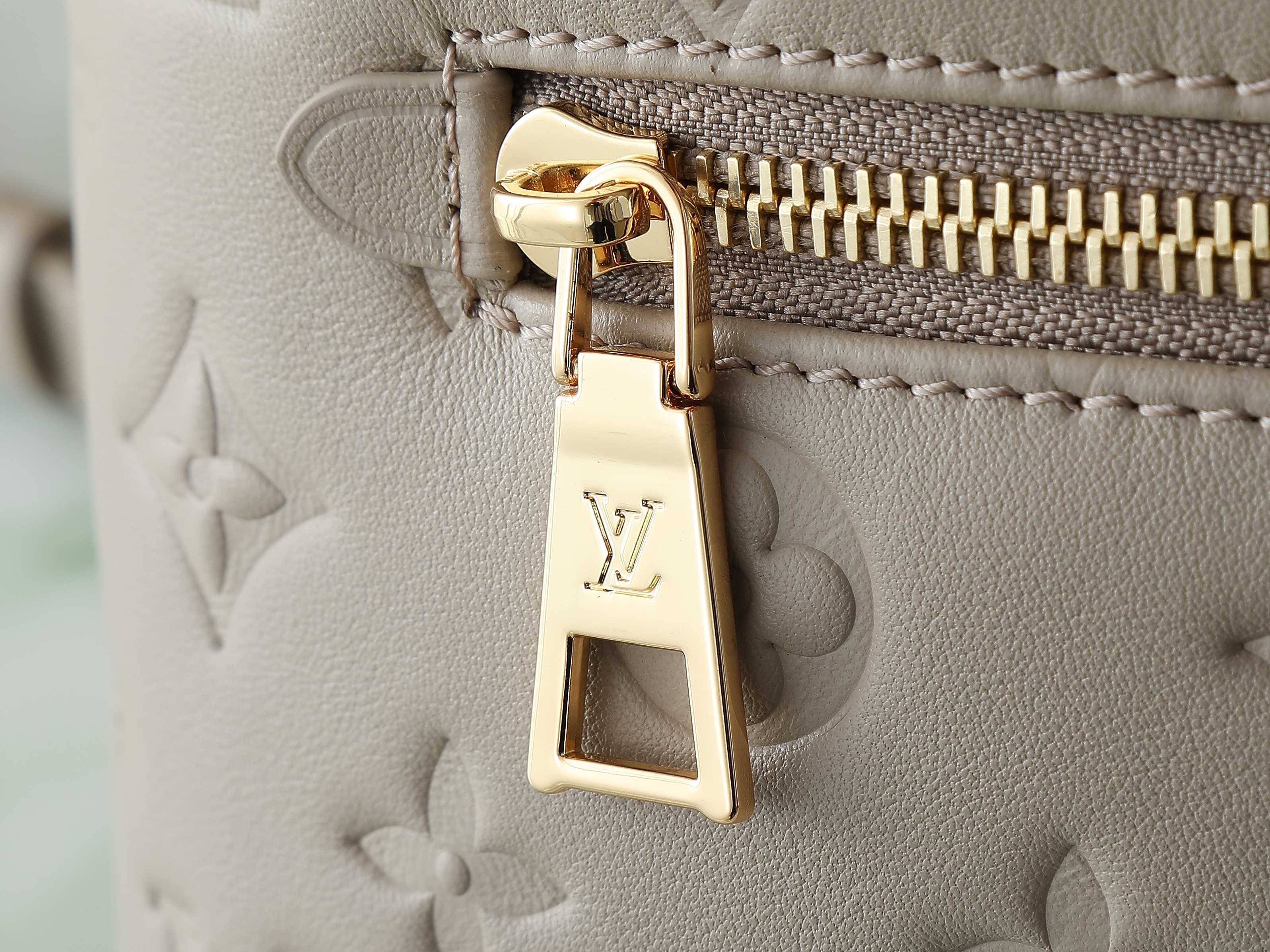 【顶级原单 独家实拍】M13358灰色 全皮压花双肩包 COUSSIN BACKPACK 小号手袋 M1