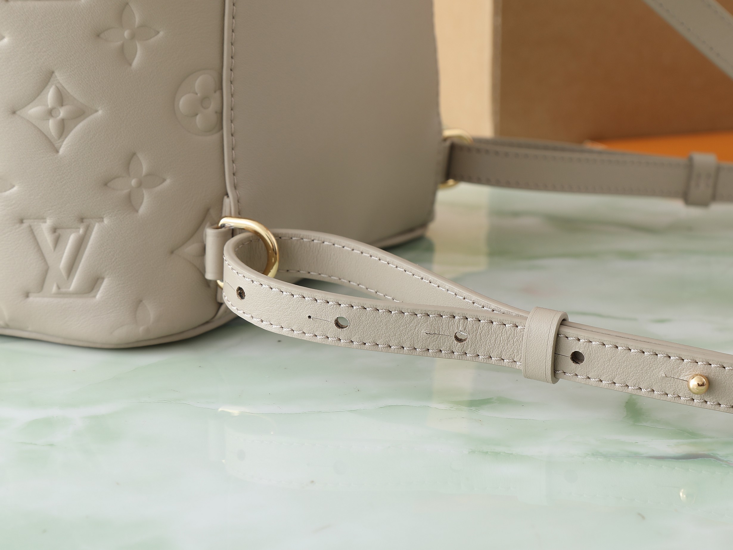 【顶级原单 独家实拍】M13358灰色 全皮压花双肩包 COUSSIN BACKPACK 小号手袋 M1