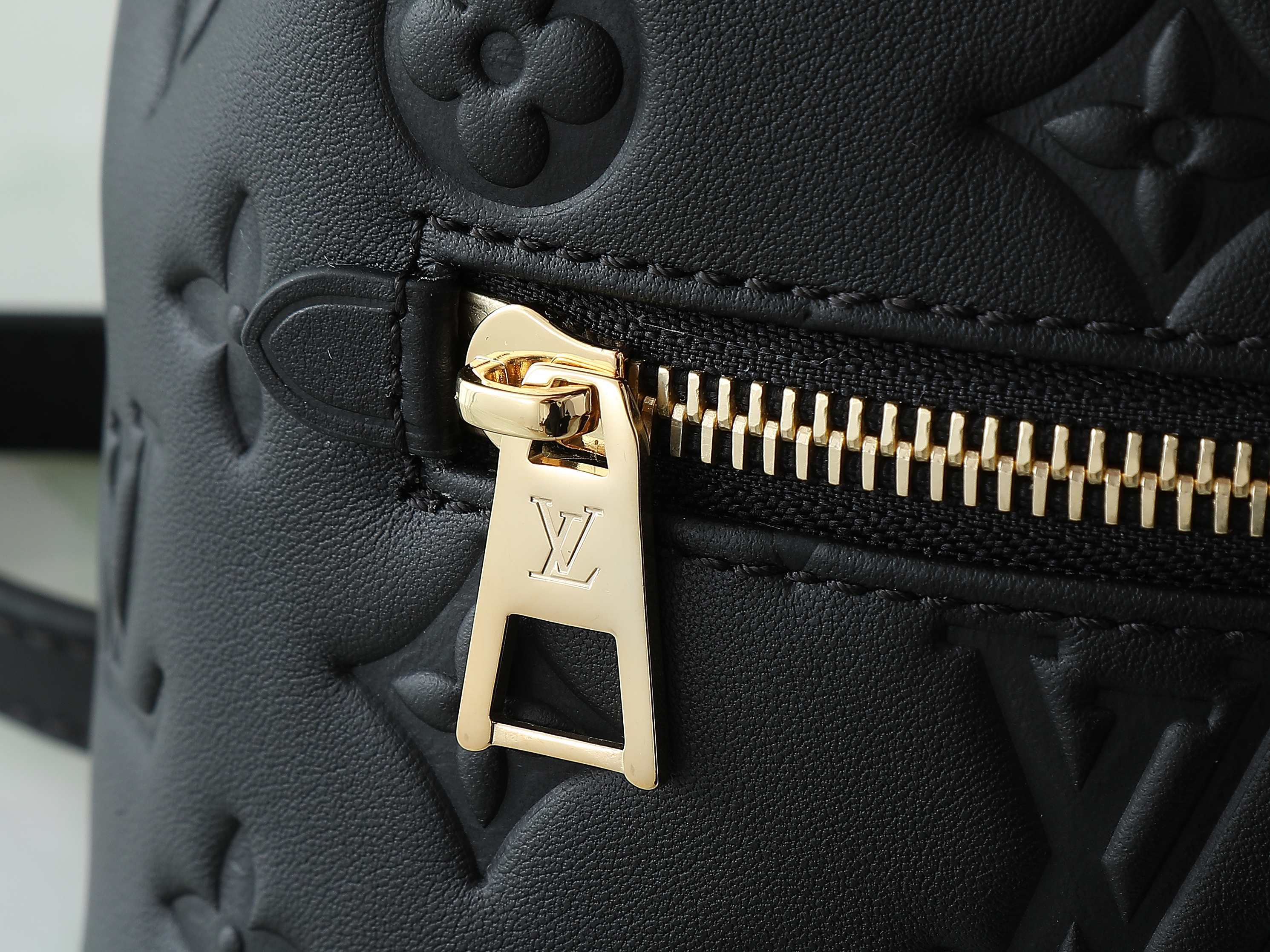 【顶级原单 独家实拍】M13387黑色 全皮压花双肩包 COUSSIN BACKPACK 迷你手袋 M1