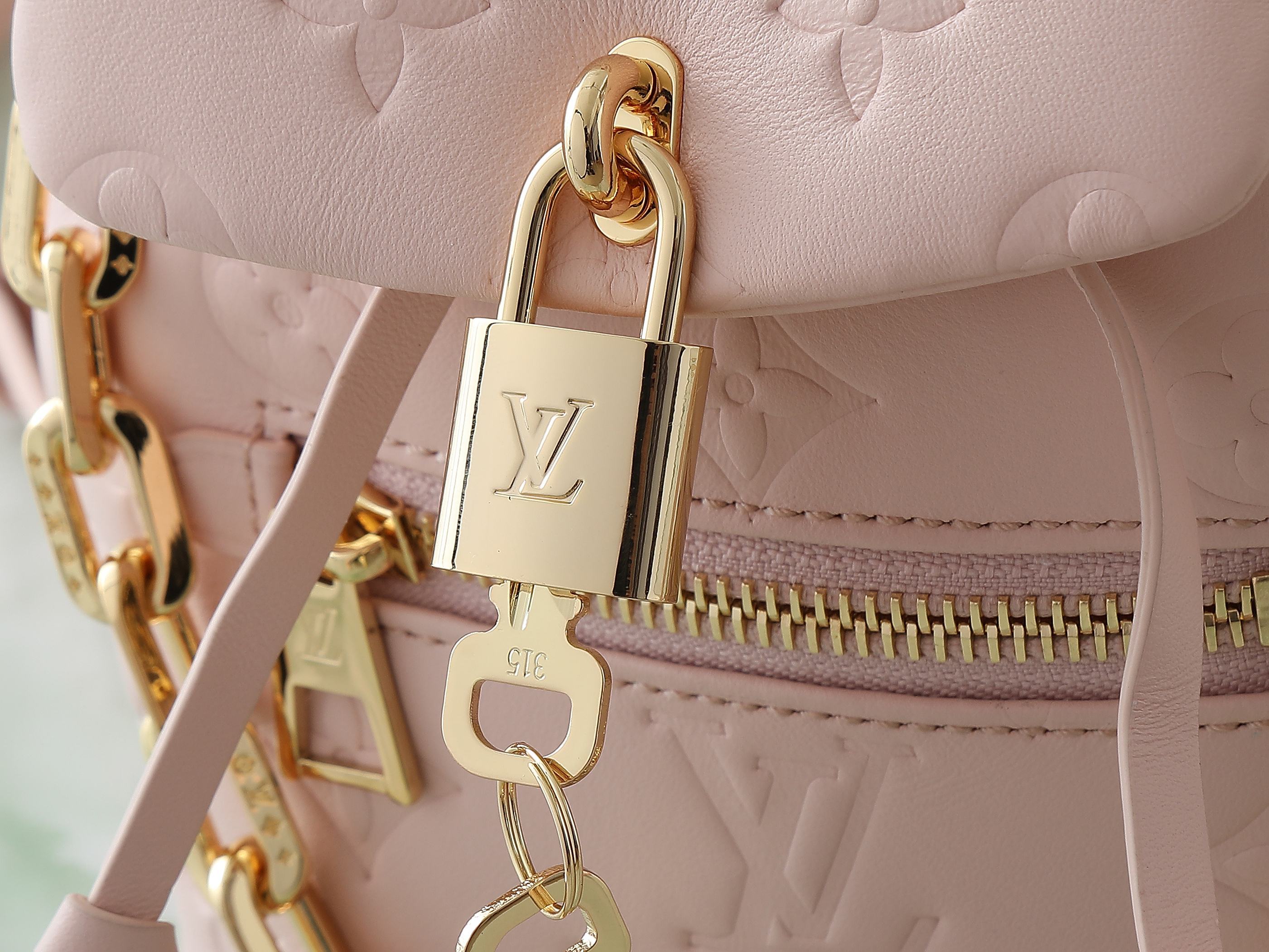 【顶级原单 独家实拍】M13389粉色 全皮压花双肩包 COUSSIN BACKPACK 迷你手袋 M1