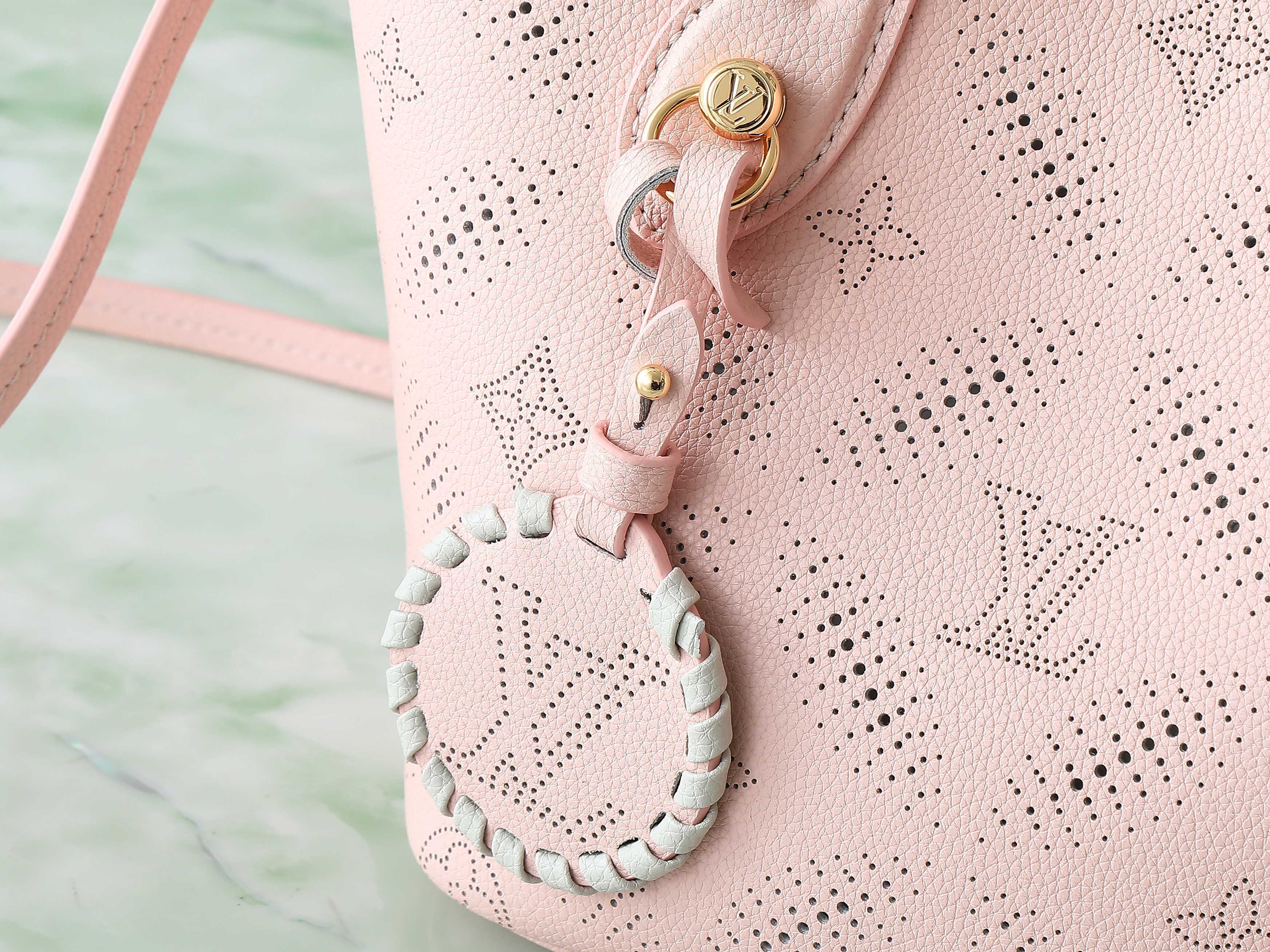 【顶级原单 独家实拍】M13839 BLOSSOM 小号手袋 奶昔粉 Blossom小号手袋于新季推出M