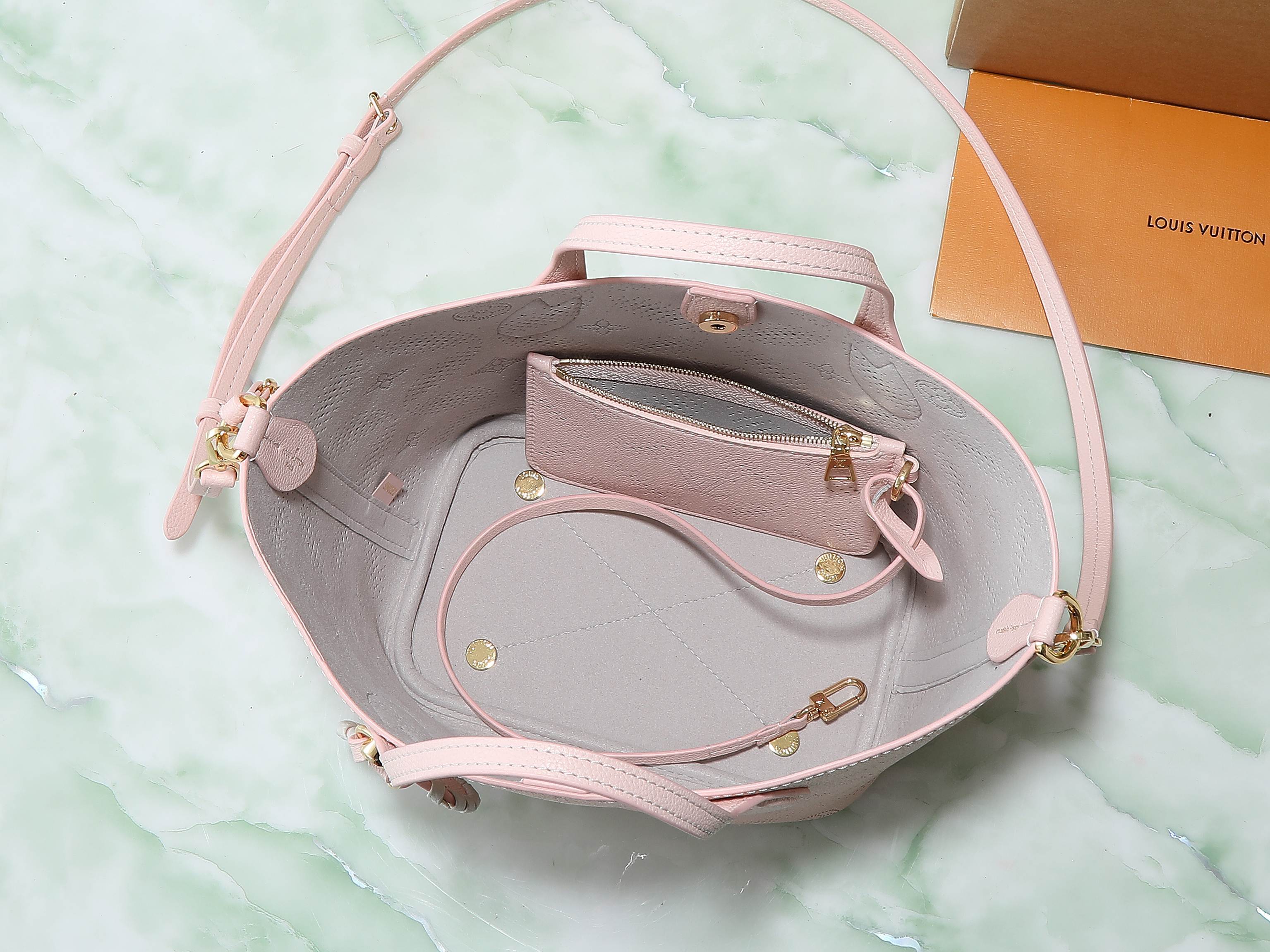 【顶级原单 独家实拍】M13839 BLOSSOM 小号手袋 奶昔粉 Blossom小号手袋于新季推出M