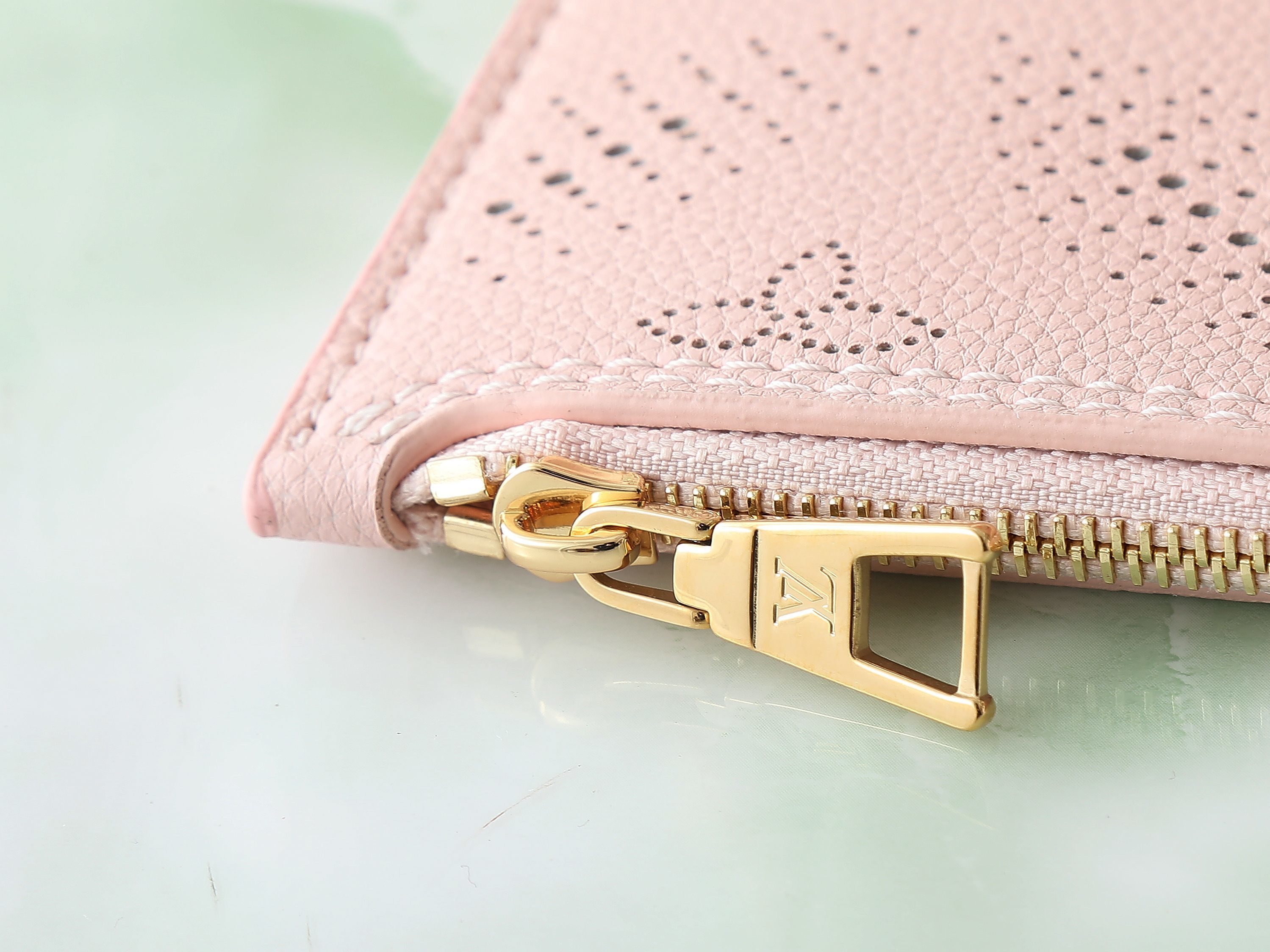 【顶级原单 独家实拍】M13839 BLOSSOM 小号手袋 奶昔粉 Blossom小号手袋于新季推出M