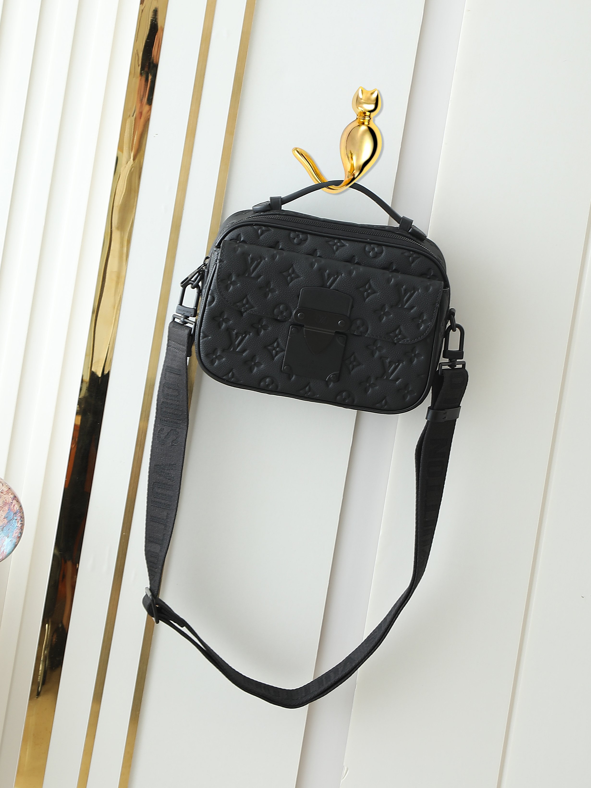 M58489 Serie de bolsos messenger repujados íntegramente en piel negra