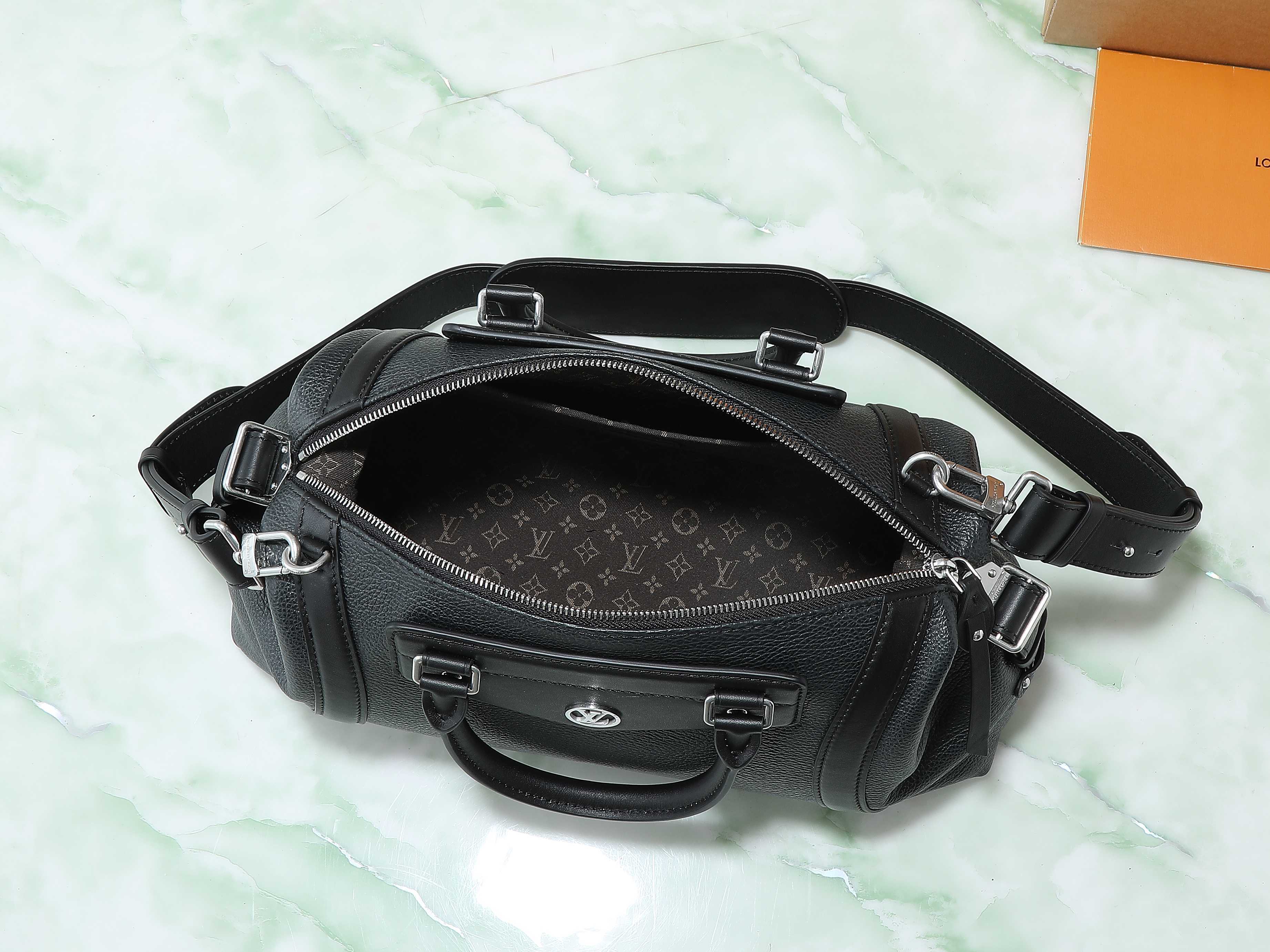 【顶级原单 独家实拍】M14700黑色 全皮机车包 LV Biker中号手袋 机车包 M14702灰蓝色