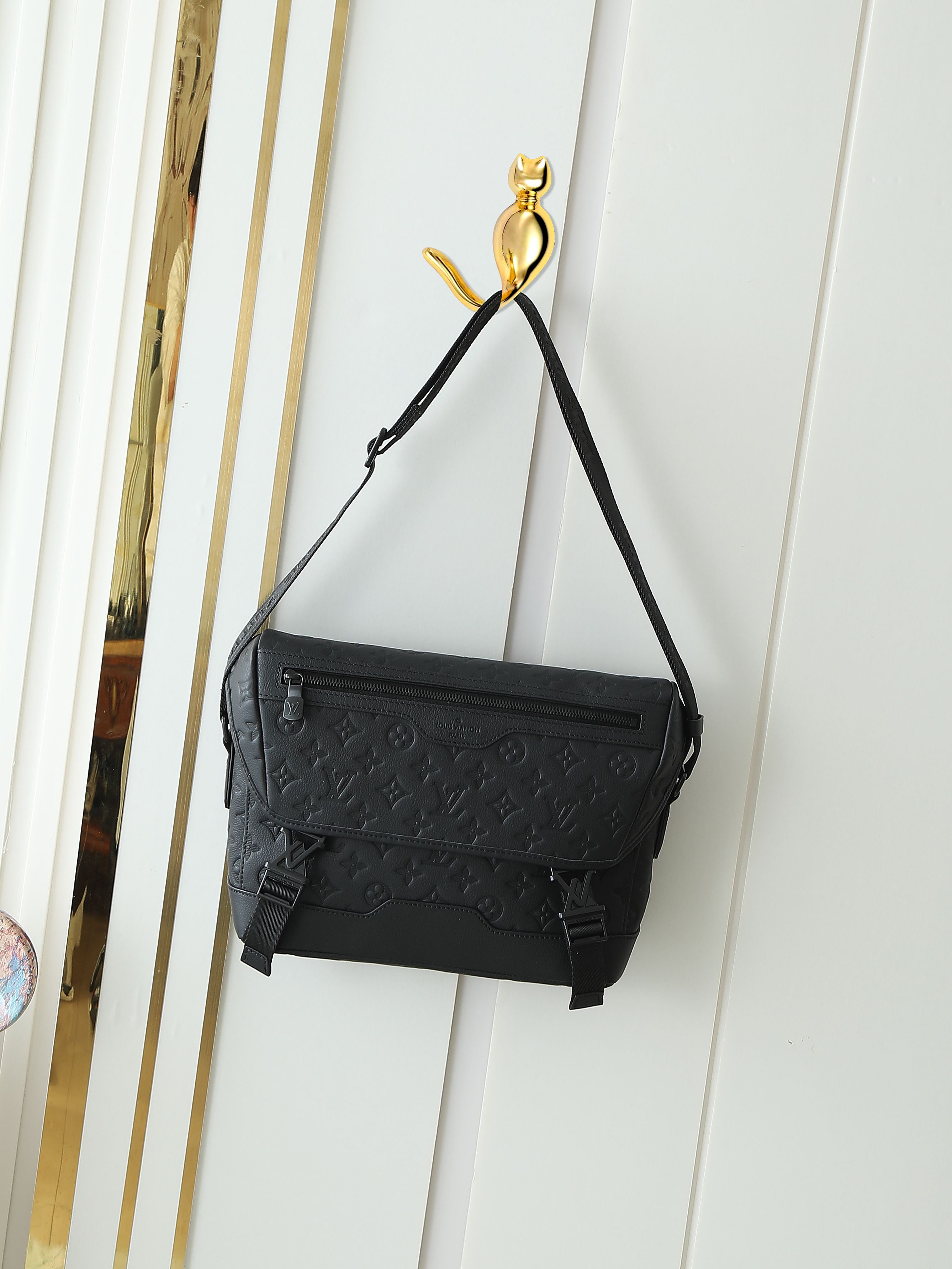 M25121 Versión de chip de transcodificación negro Bolso de mensajero para hombre con relieve de cuero completo Serie Es…