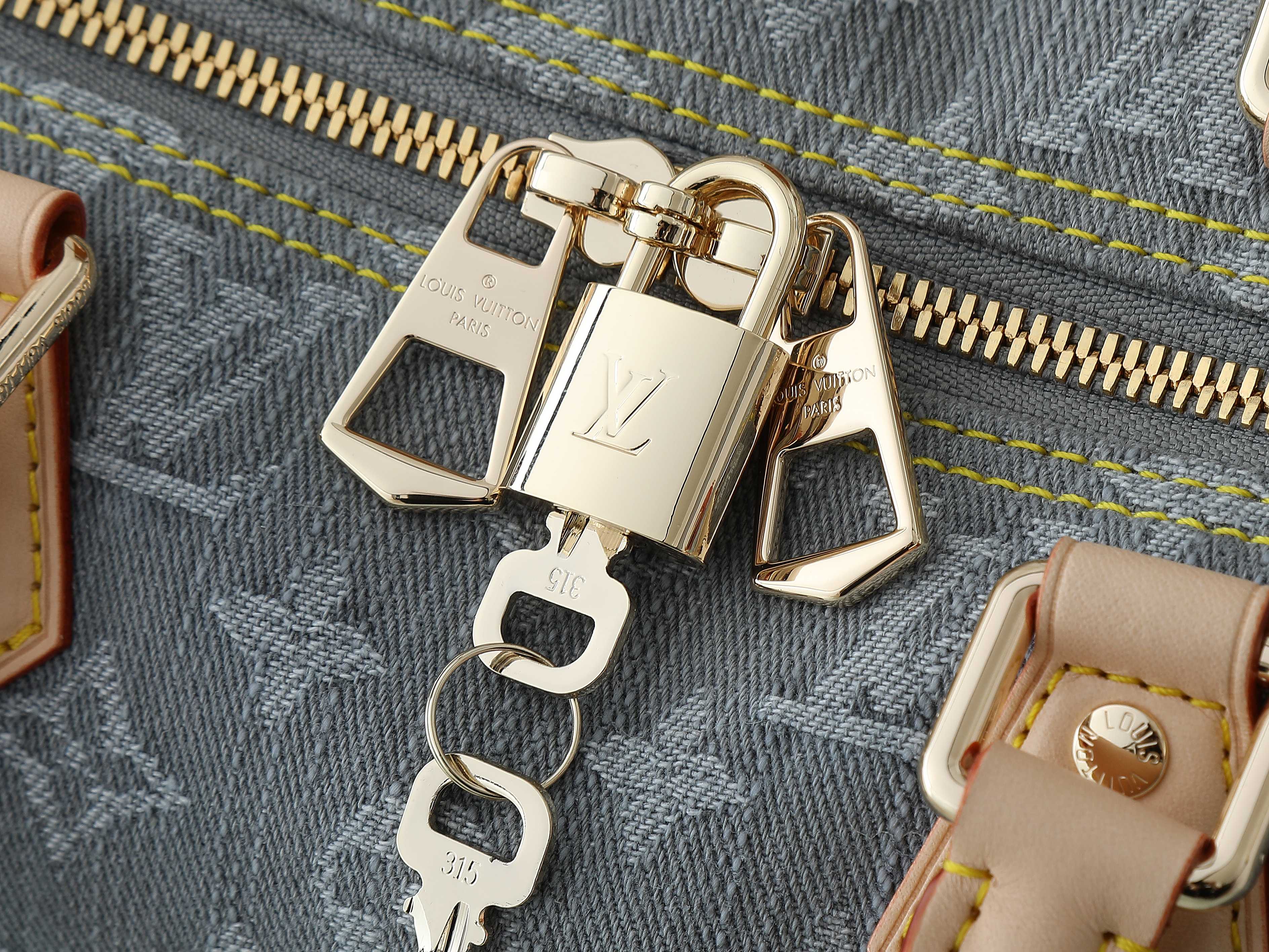  【顶级原单 独家实拍】M13344 新灰色 本款speedy soft 30手袋依托路易威登精湛漂白工艺，于棉布表面描摹诞生于2005年的 Monogram Denim 图案，再借皮革饰边和莹泽金属配件点亮细节。钥匙包和可拆卸名牌致意品牌制箱传承，可拆卸Toron手柄成就舒适肩背体验。尺寸30x21x17（长度x高x宽）